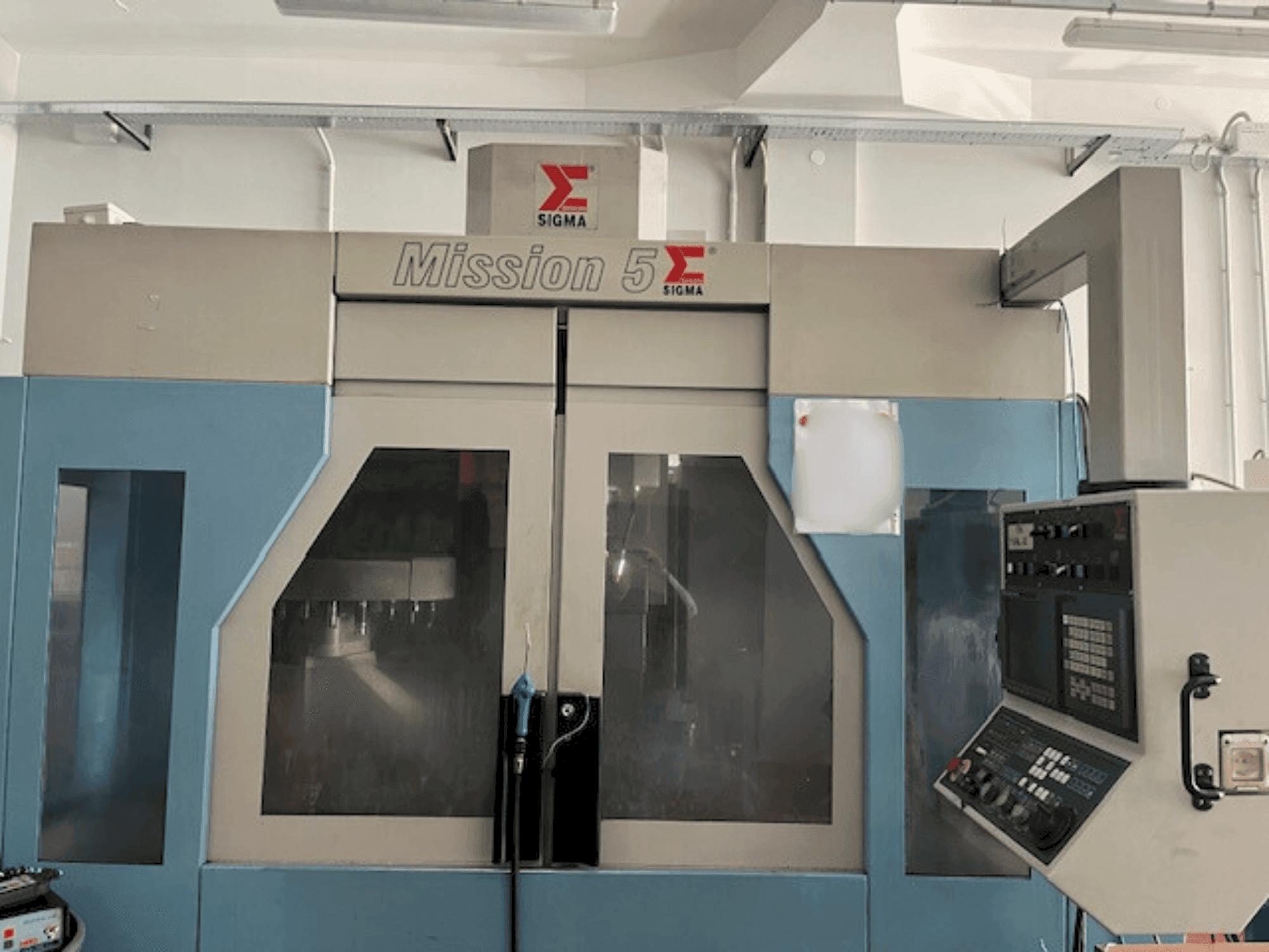Čelní pohled na Sigma Mission 5 stroj