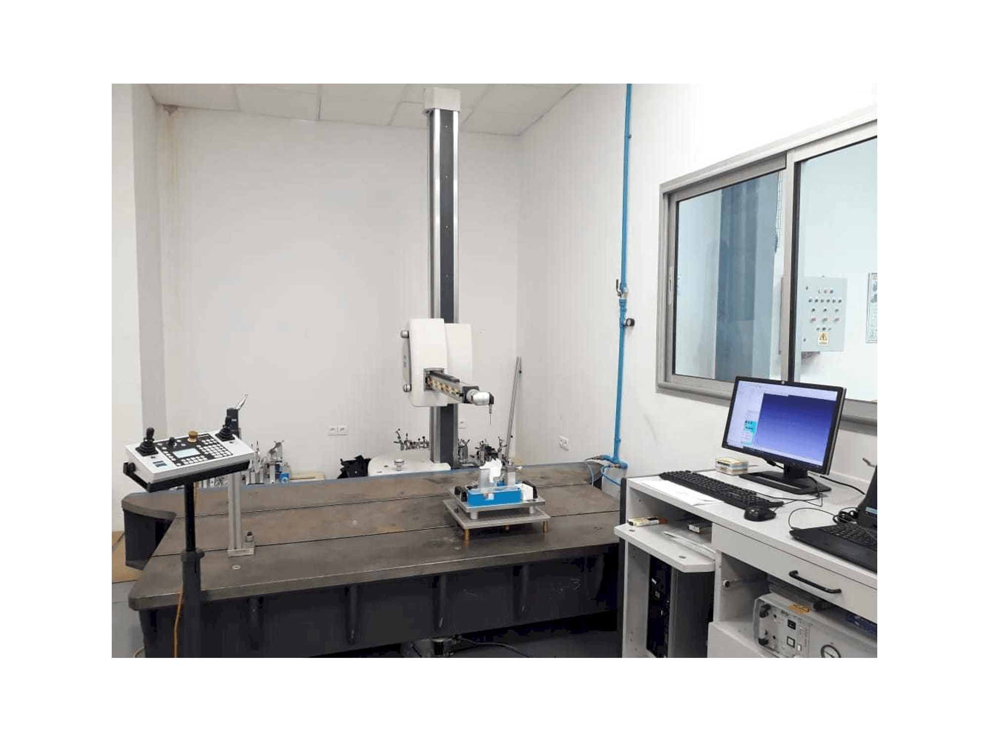 Čelní pohled na ZEISS Carmet CNC stroj