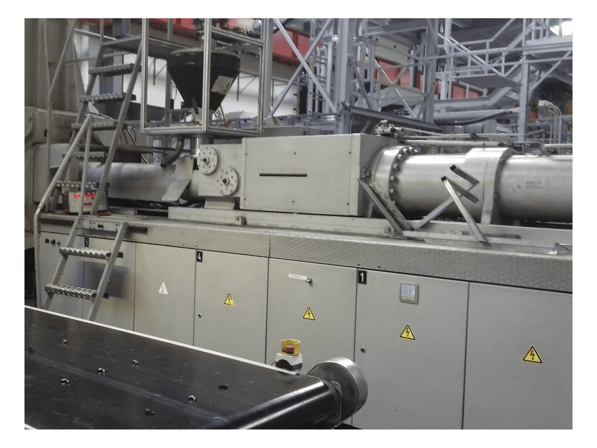 Pravý boční pohled na Krauss Maffei 650-4350 BM stroj