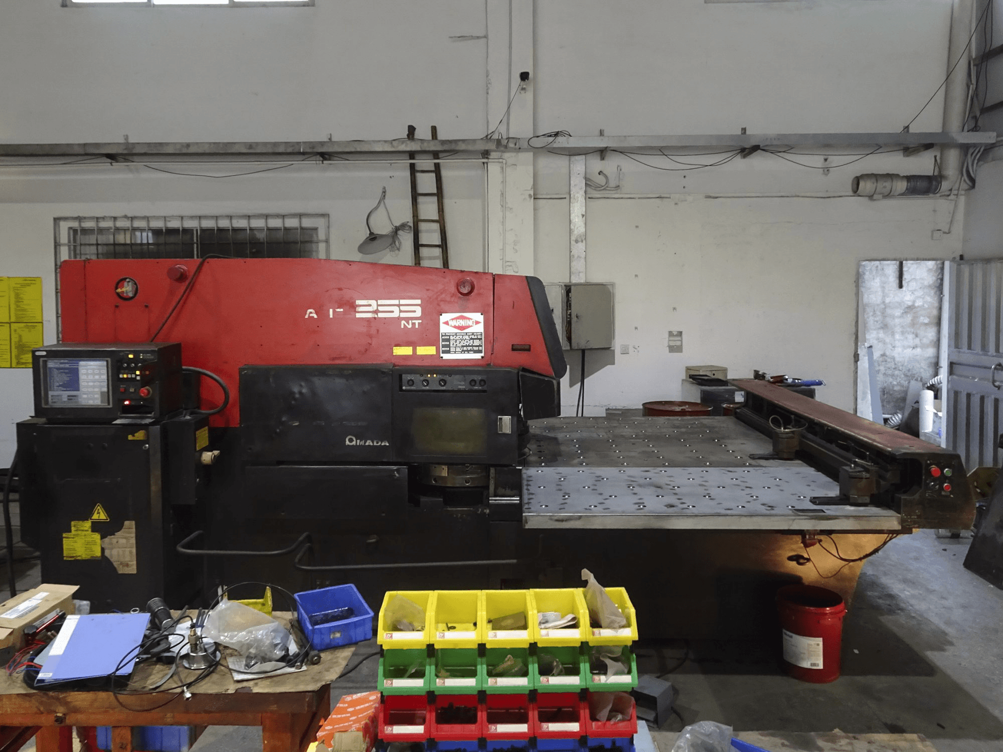 Čelní pohled na AMADA ARIES 255NT stroj