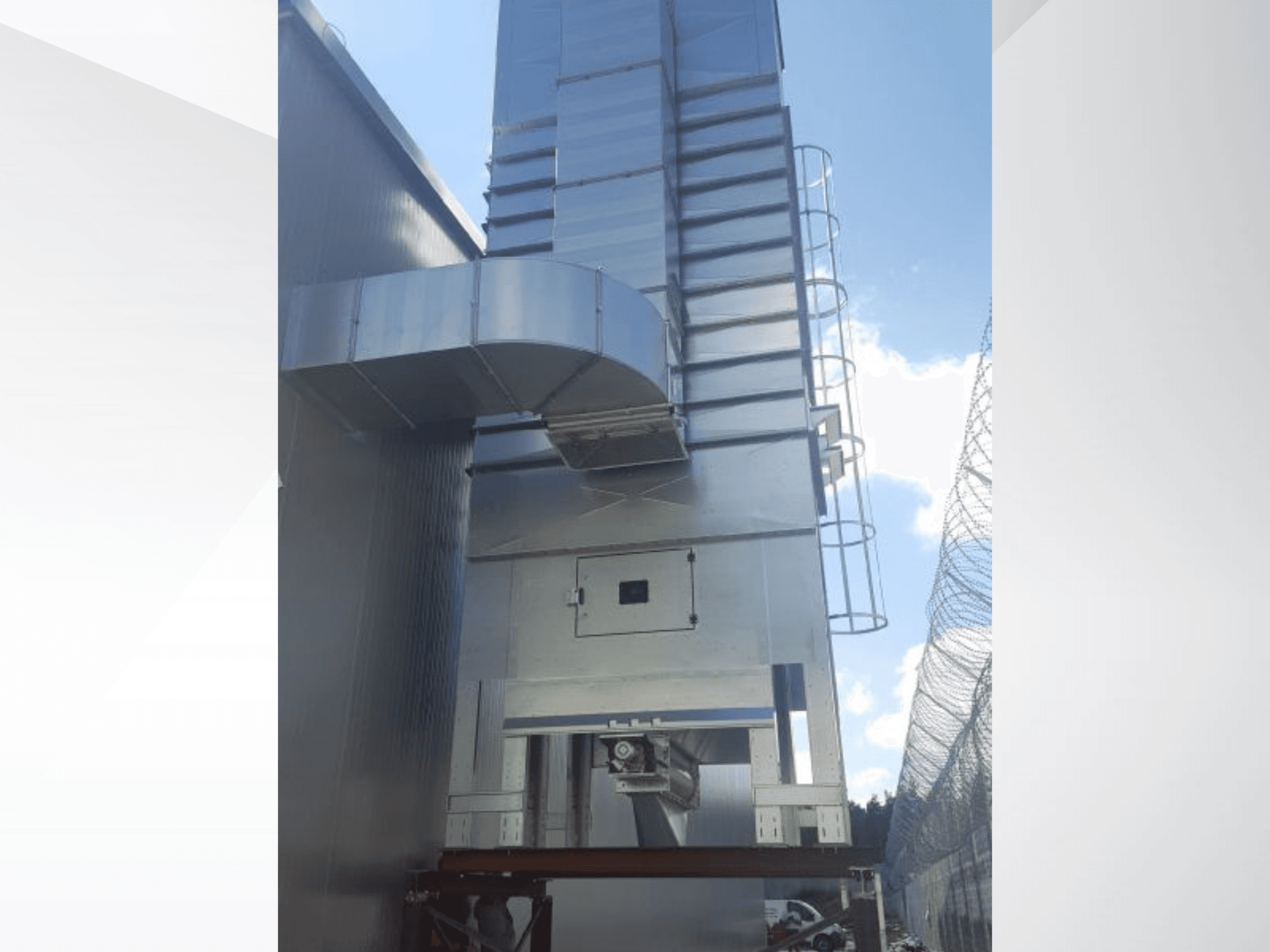 NAWARA RUBIN 2030 dřevoobráběcí stroj, boční pohled na kovovou konstrukci a potrubí na pozadí modré oblohy.