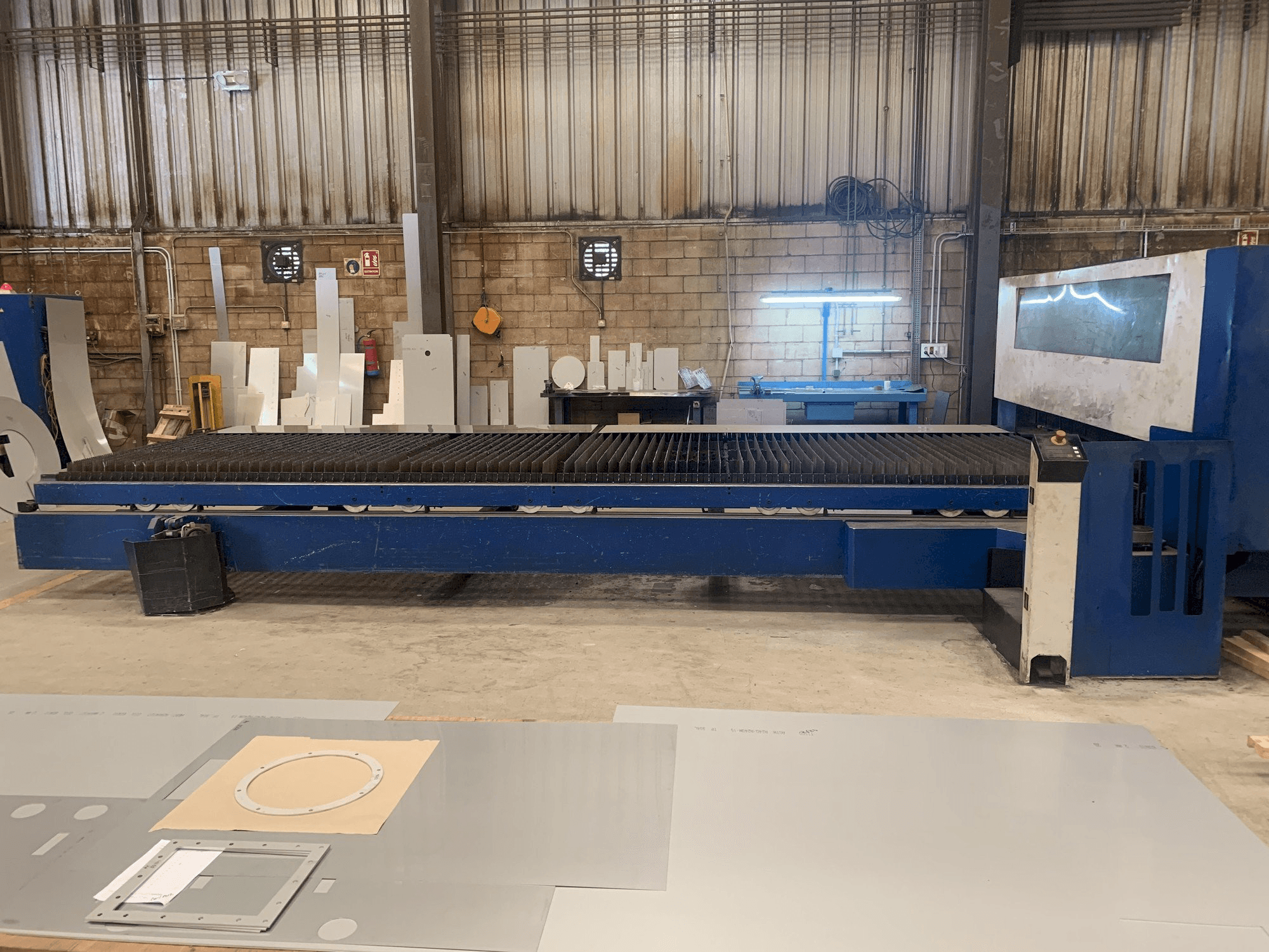 Čelní pohled na Trumpf Trumatic L 6050 stroj