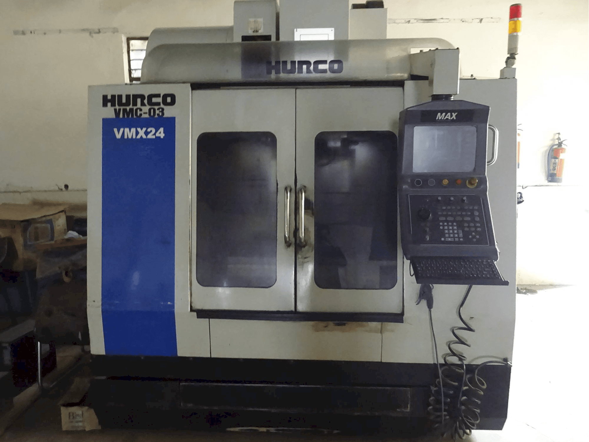Čelní pohled na Hurco VMX24 stroj