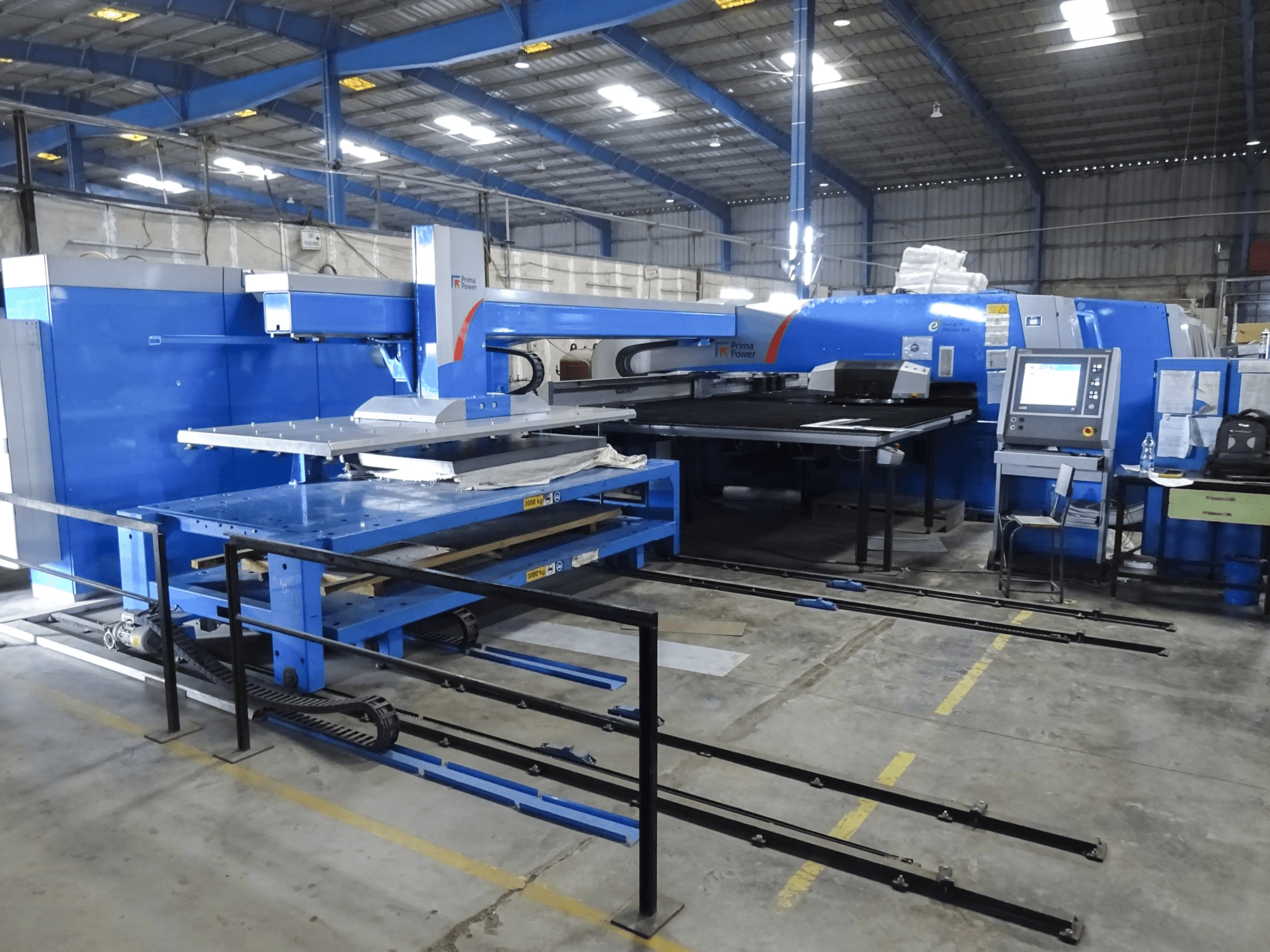 Pravý pohled na Prima Power Shear Genius e6 stroj