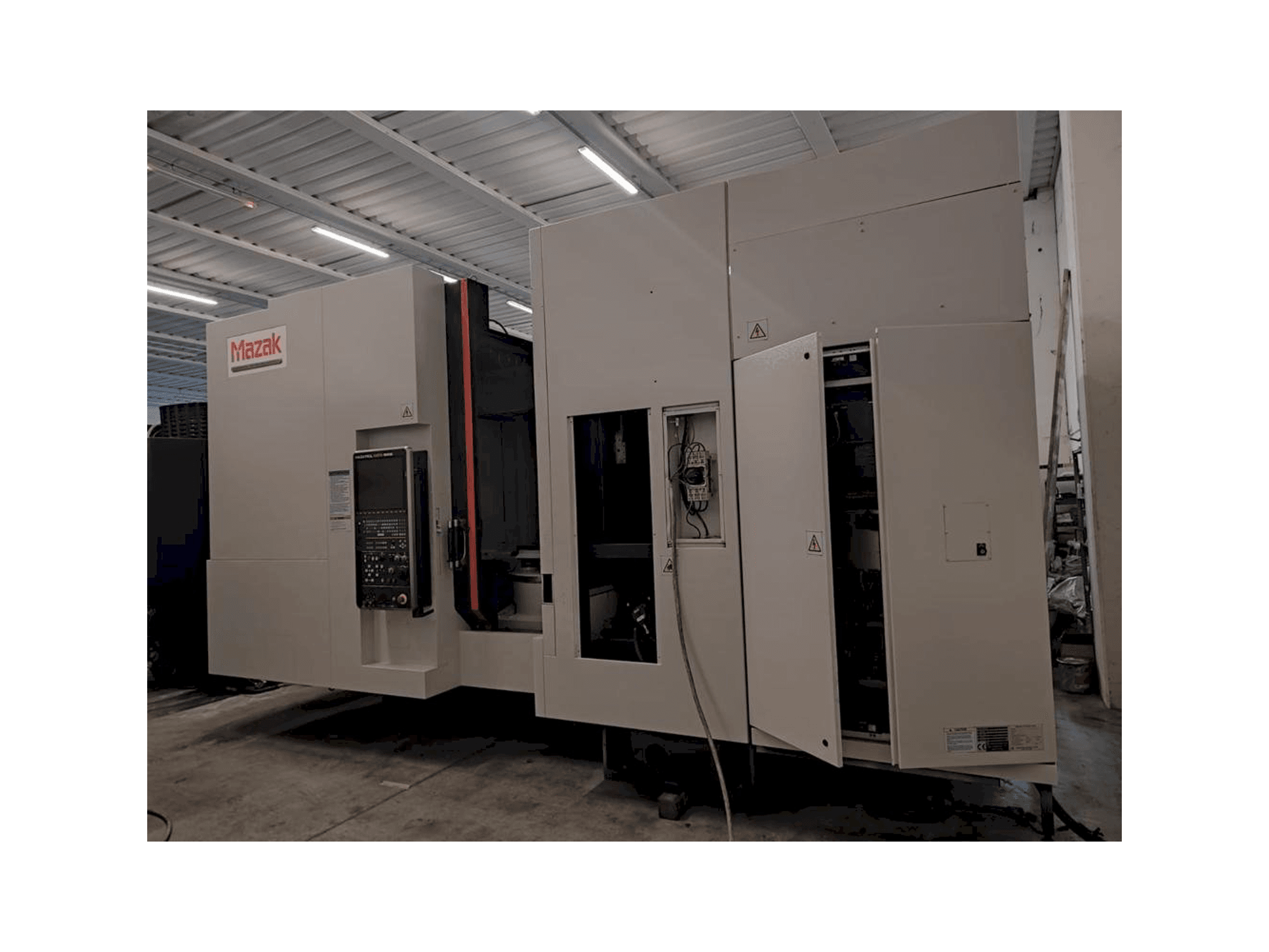 Čelní pohled na Mazak HCN 6000 stroj