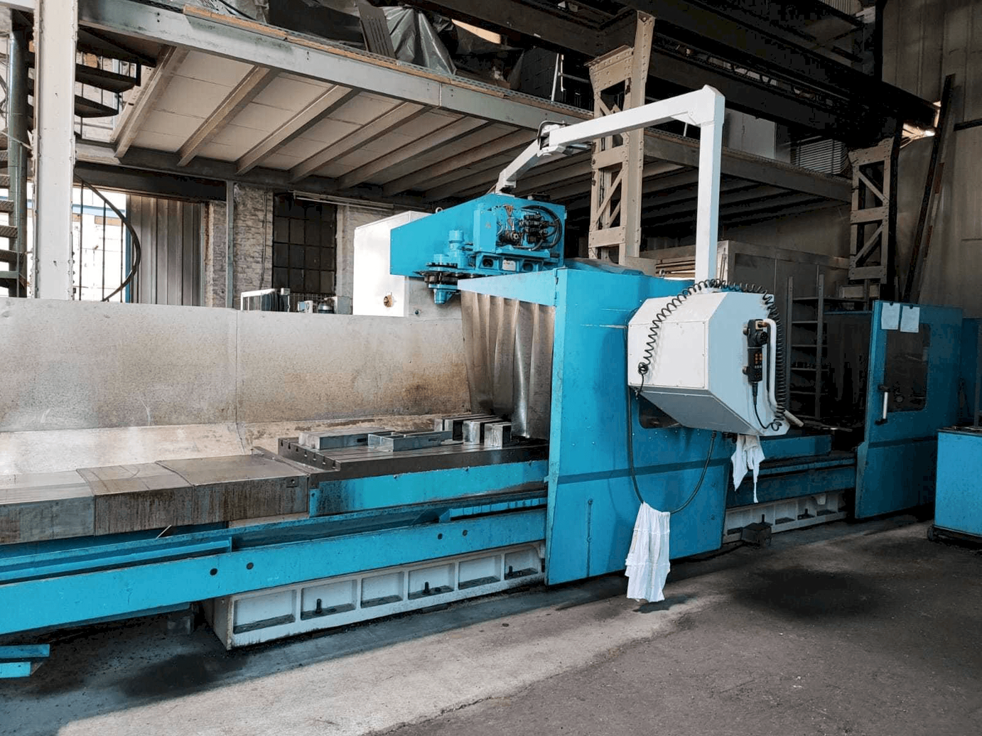 Čelní pohled na MTE BF 4200 stroj