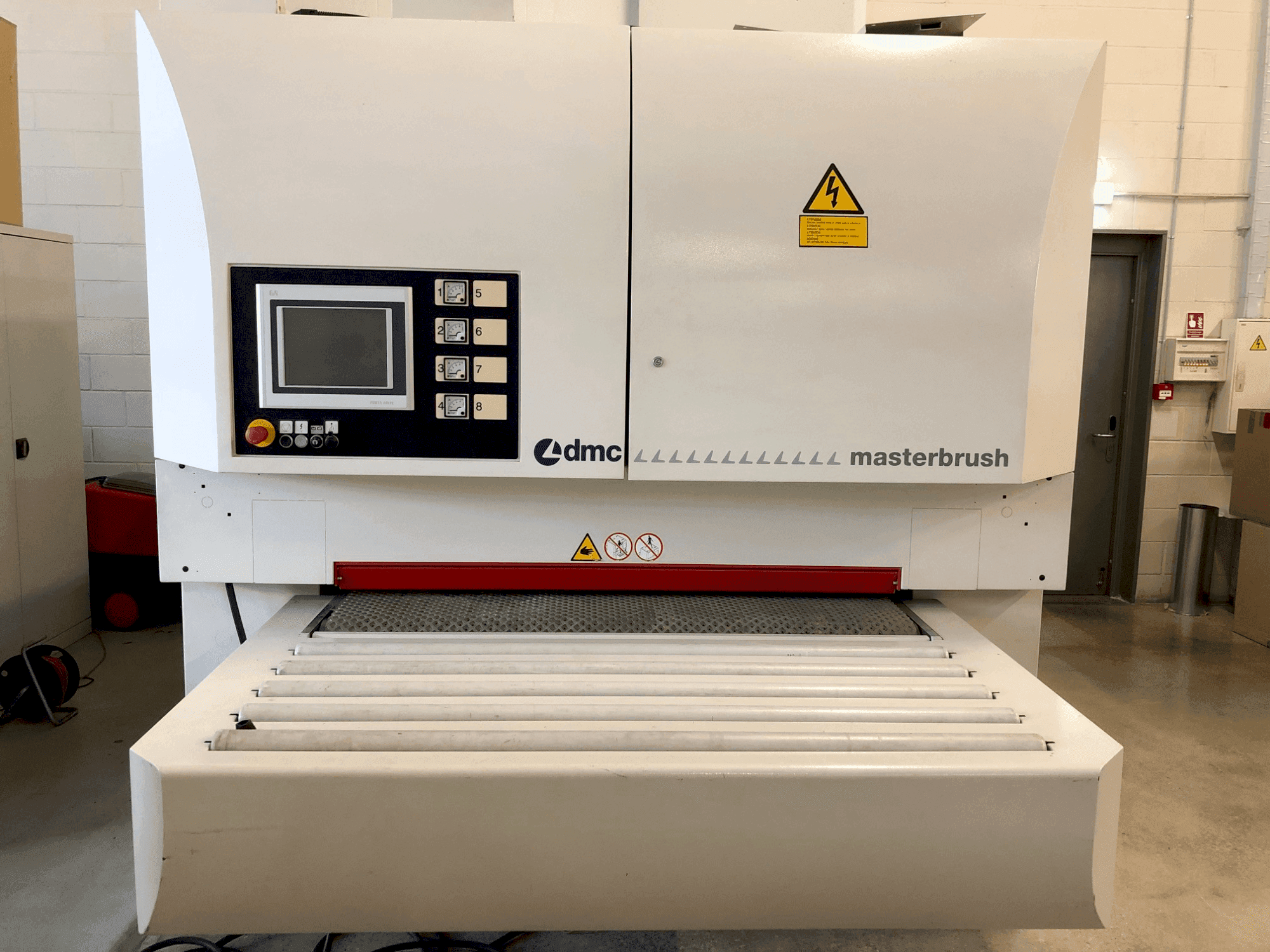 Čelní pohled na DMC MASTERBRUSH MB 1350 M4 (2011) stroj