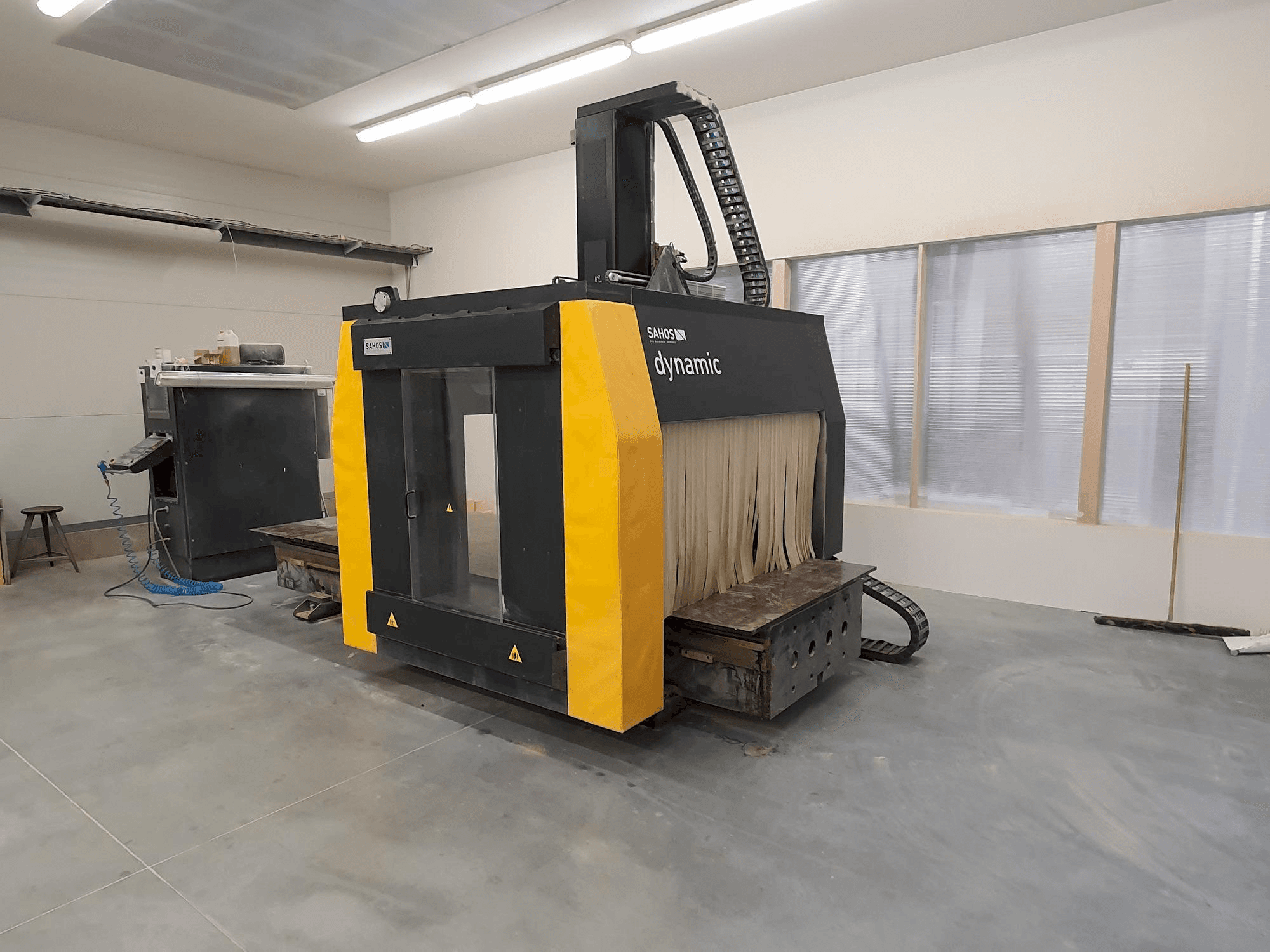 Čelní pohled na Sahos Dynamic FC 3000 CNC 5X stroj