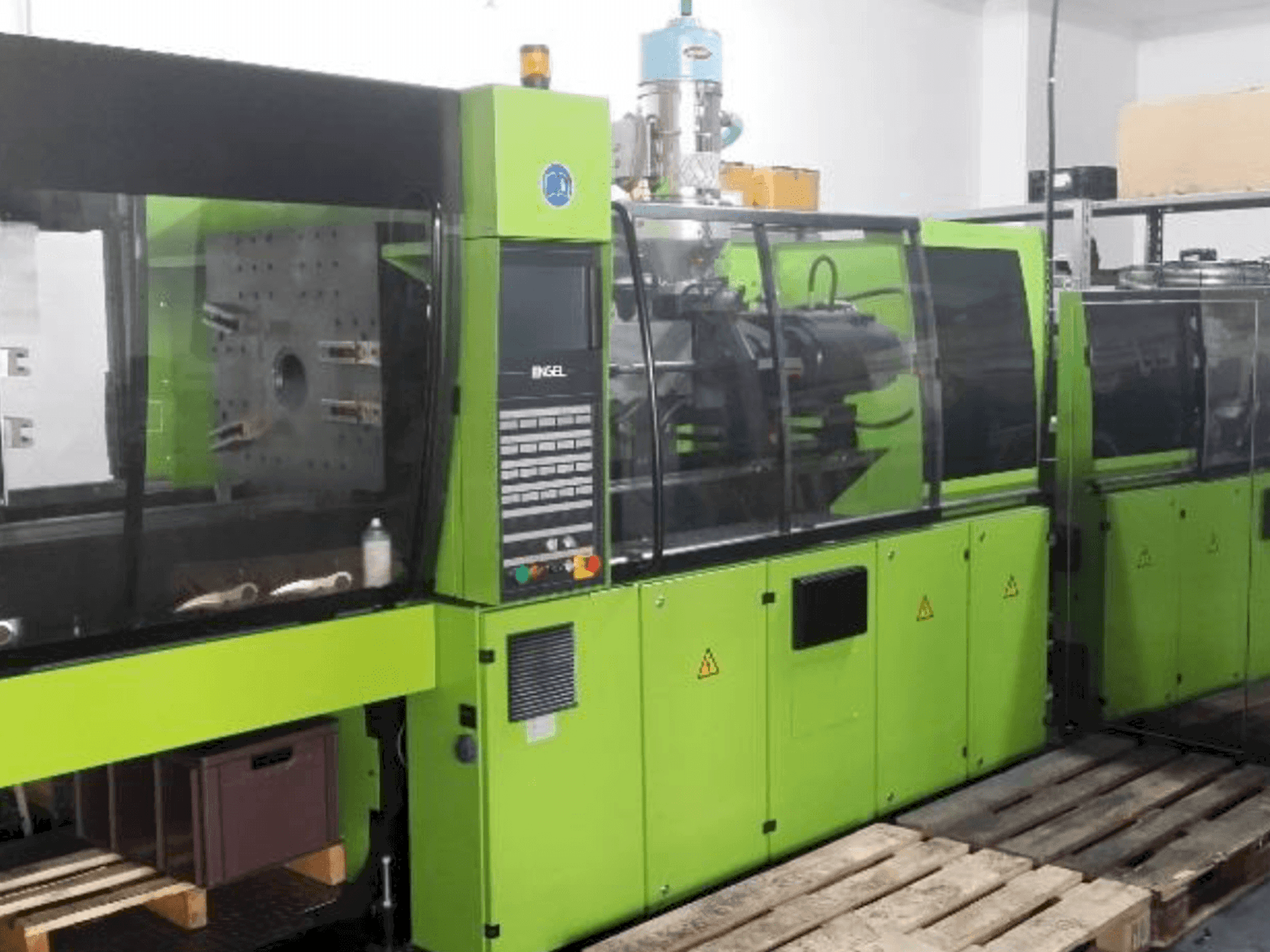 Čelní pohled na ENGEL VC 750/150 stroj