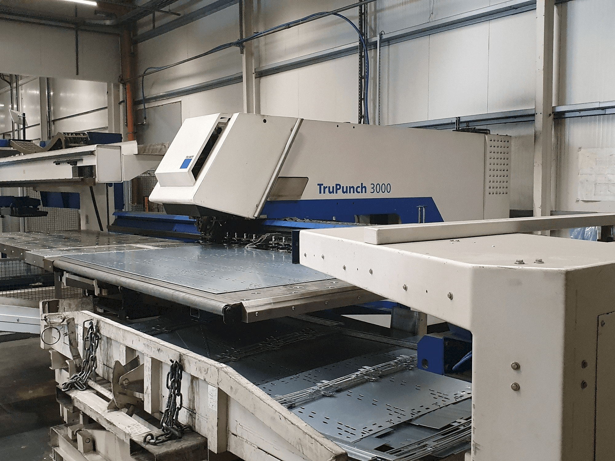 Čelní pohled na Trumpf TruPunch 3000 Sheet Master stroj