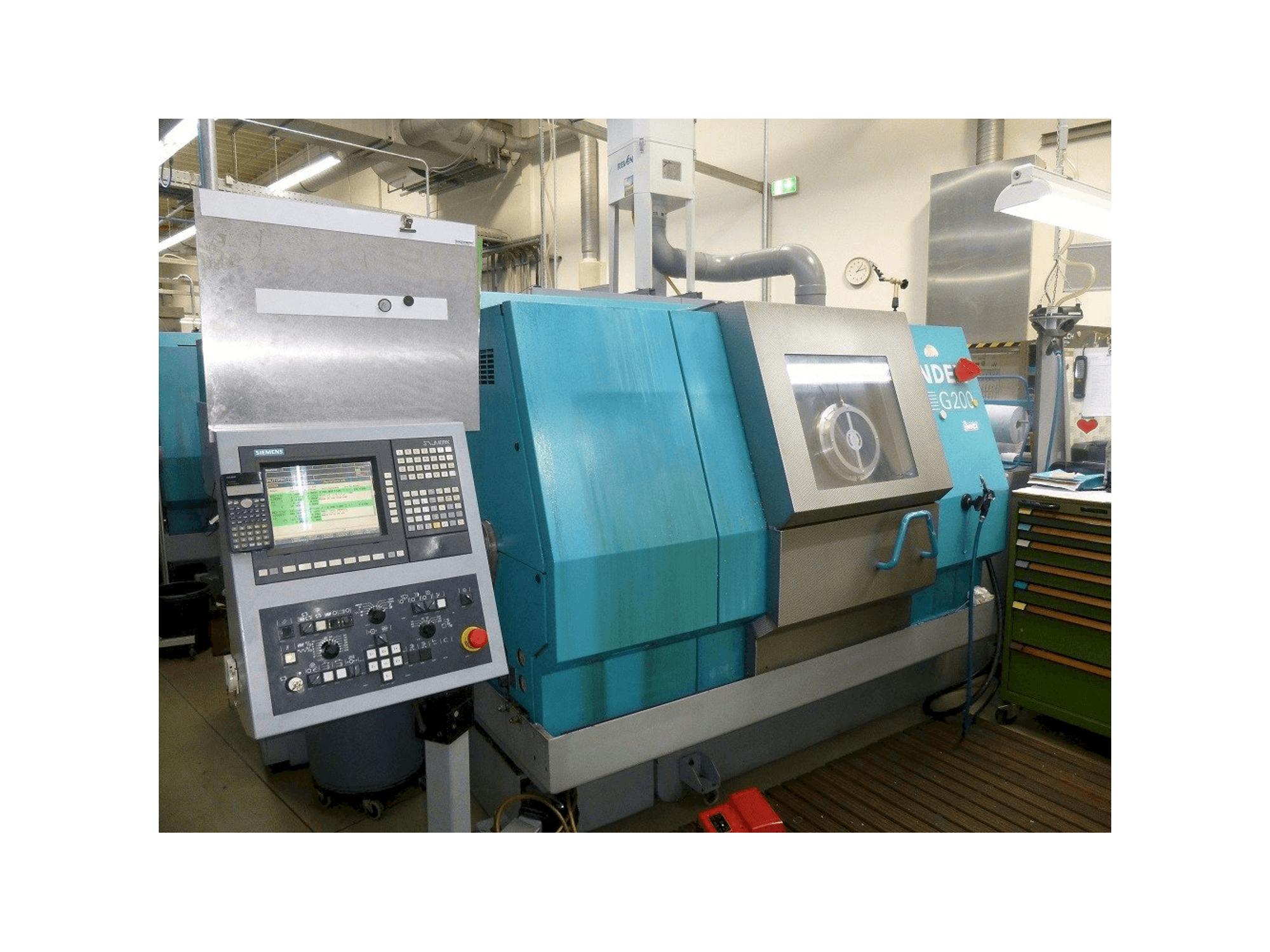 Čelní pohled na Index G200 stroj