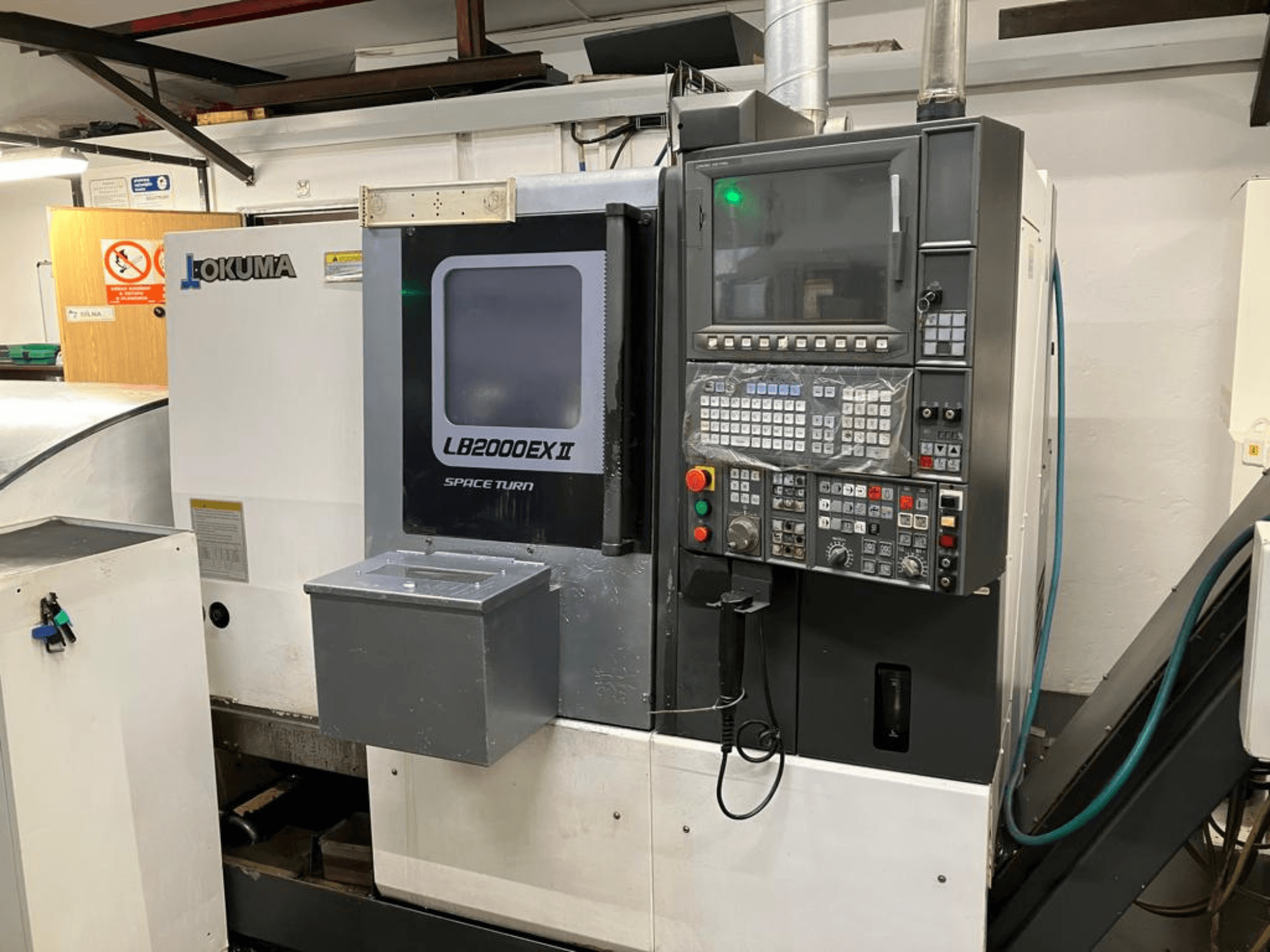 Horizontální soustruh Okuma LB2000EXII MC, čelní pohled na ovládací panel a provozní funkce.