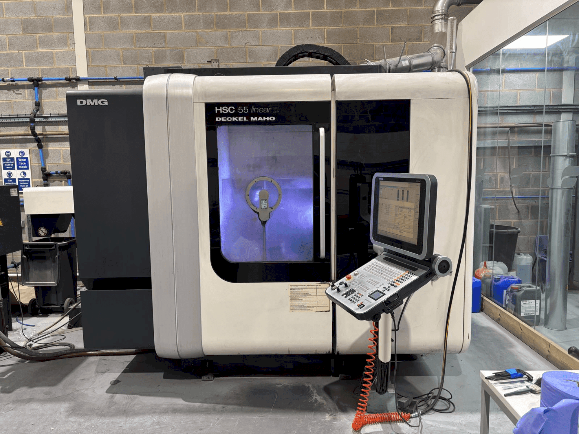 Čelní pohled na DMG DECKEL MAHO HSC 55 linear stroj