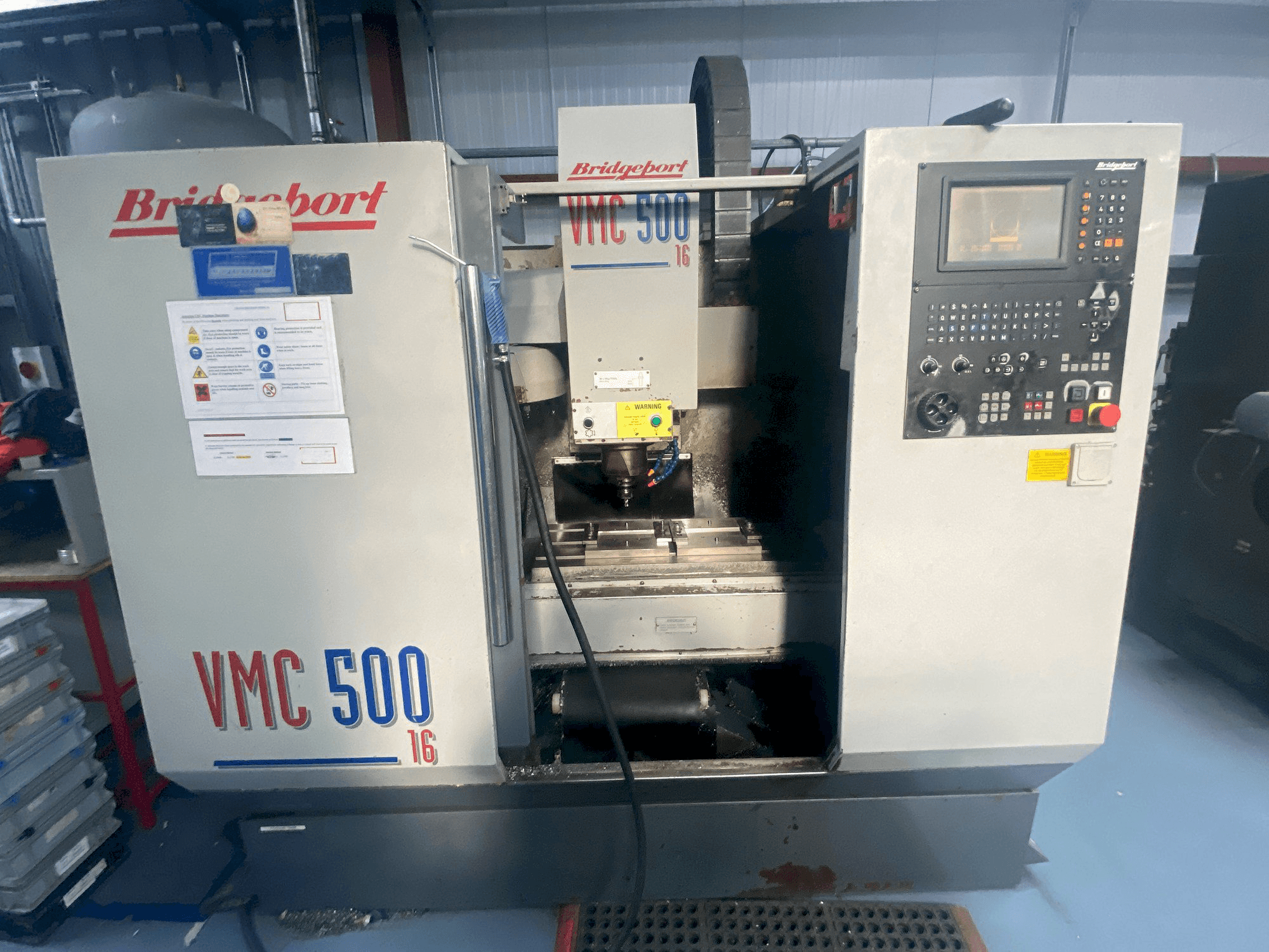 Čelní pohled na Bridgeport VMC 500/16 stroj
