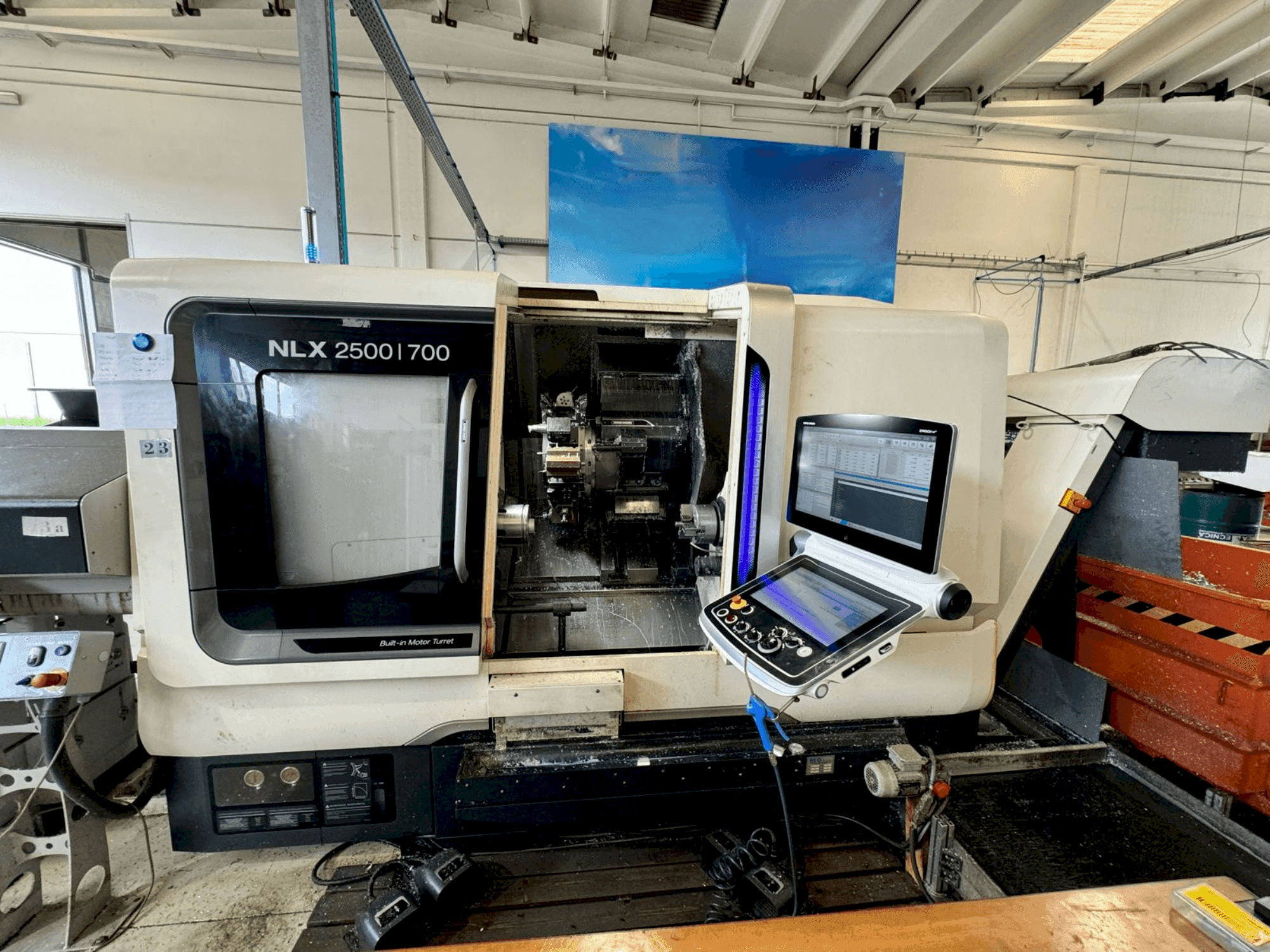 Čelní pohled na DMG MORI NLX2500SY/700 stroj
