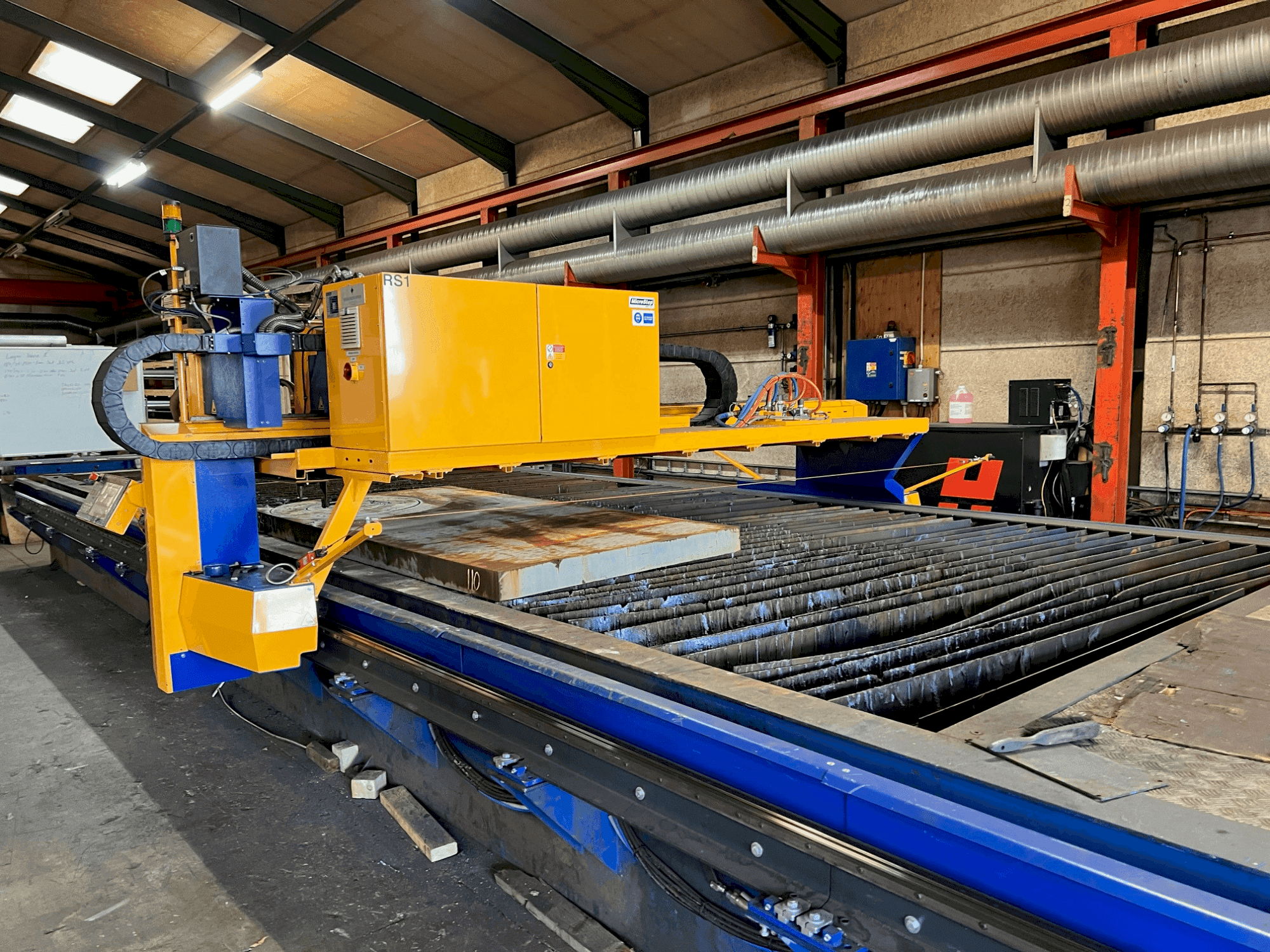 Čelní pohled na MicroStep MasterCut X 9001.30PG stroj