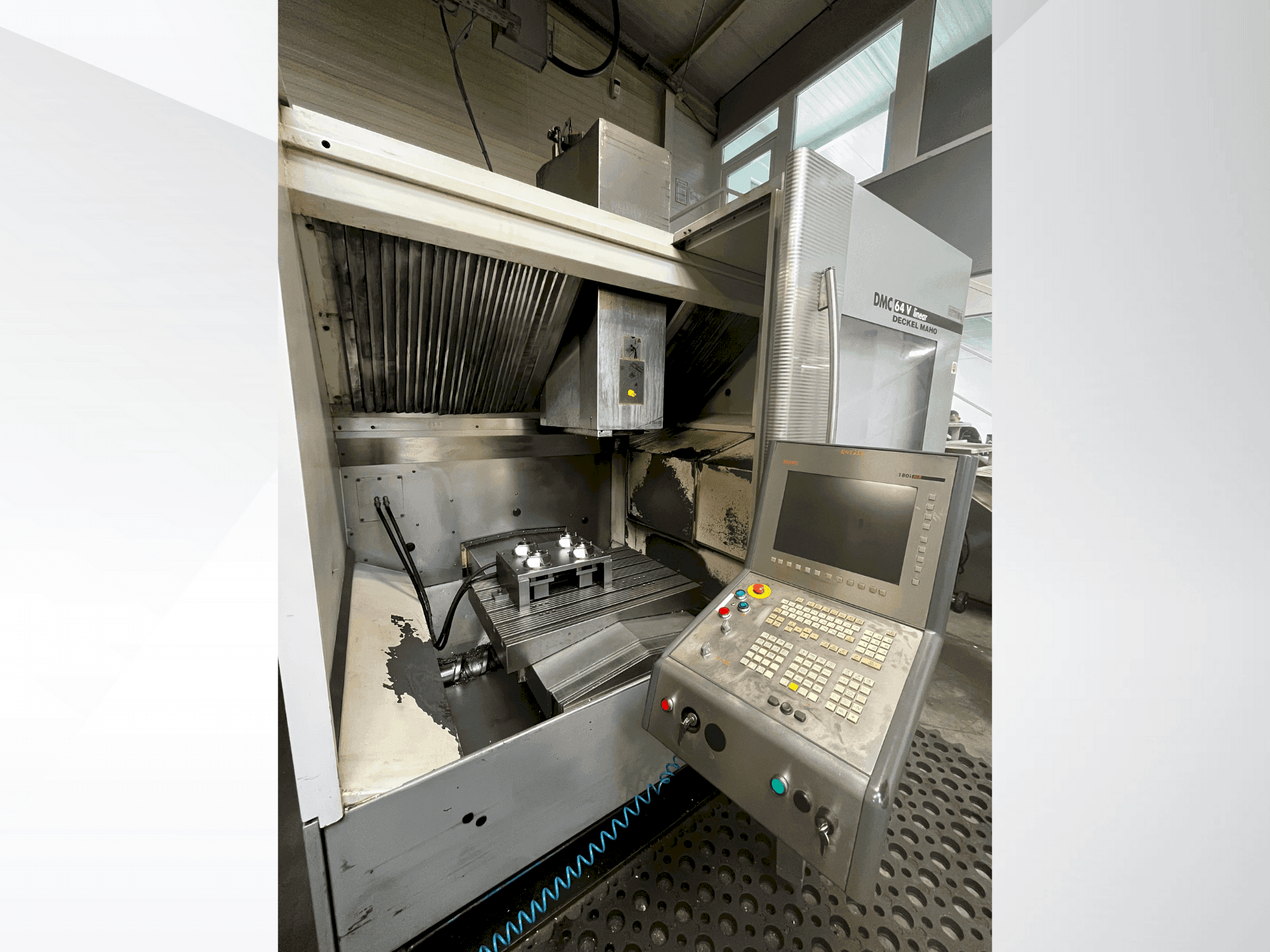 Čelní pohled na DMG DECKEL MAHO DMC 64V linear stroj