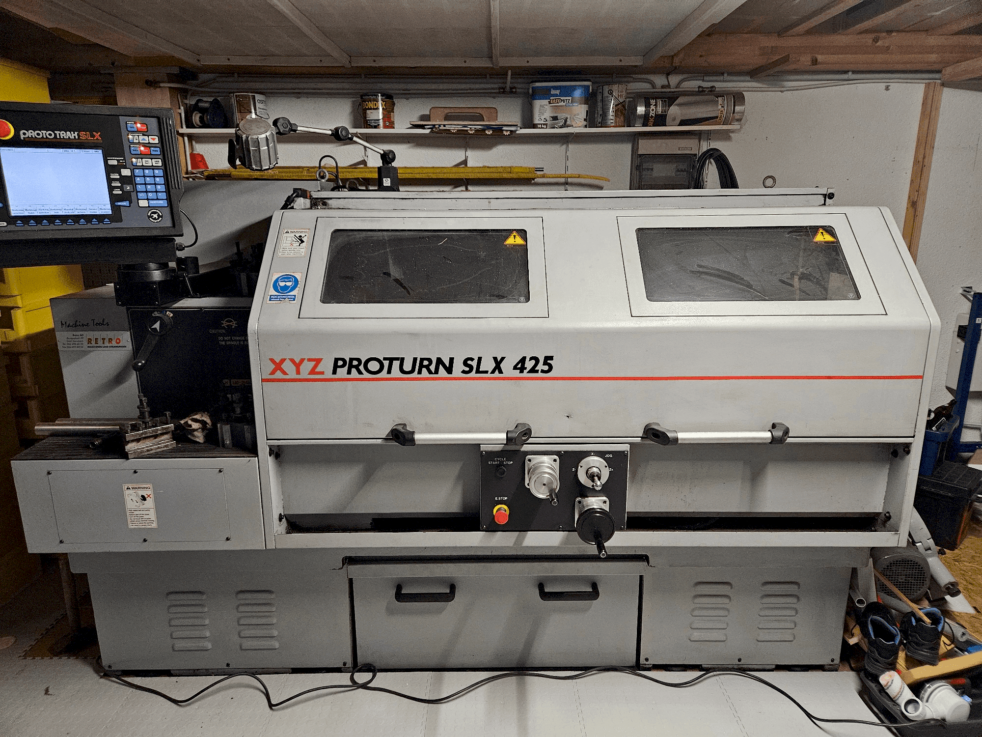 Čelní pohled na XYZ Proturn SLX 425 stroj