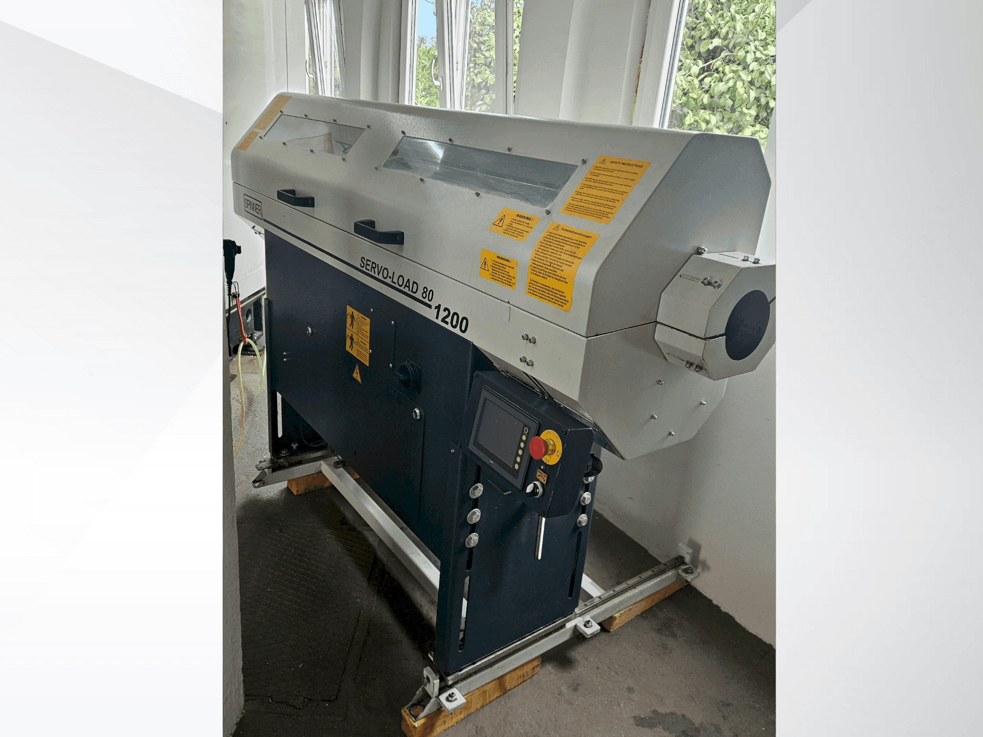 Čelní pohled na SPINNER SERVO-LOAD 80-1200 stroj