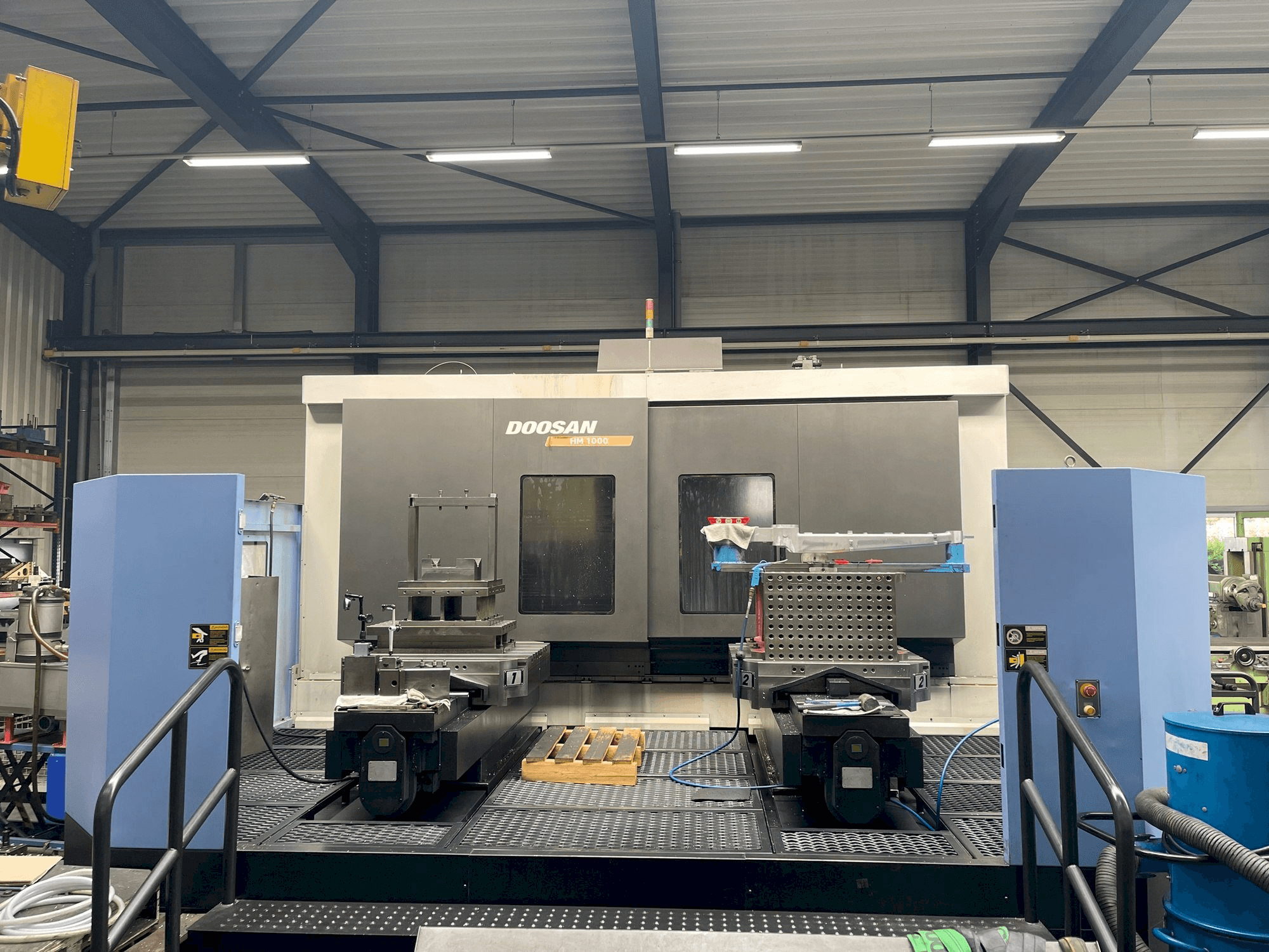 Čelní pohled na Doosan HM 1000 stroj