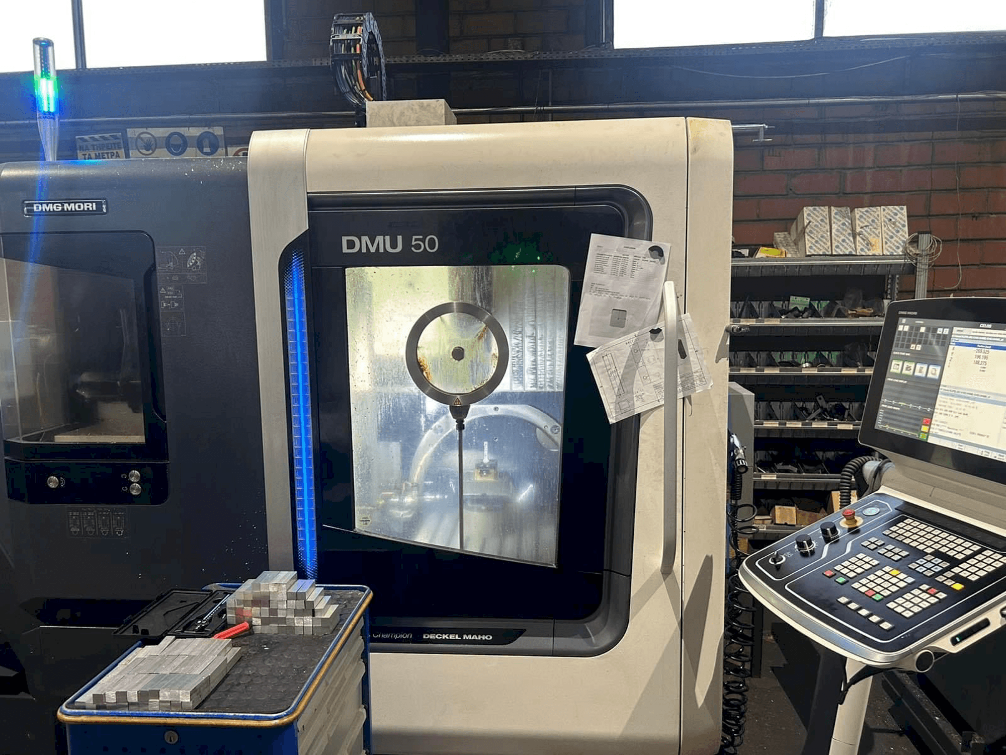 Čelní pohled na DMG MORI DMU 50 stroj