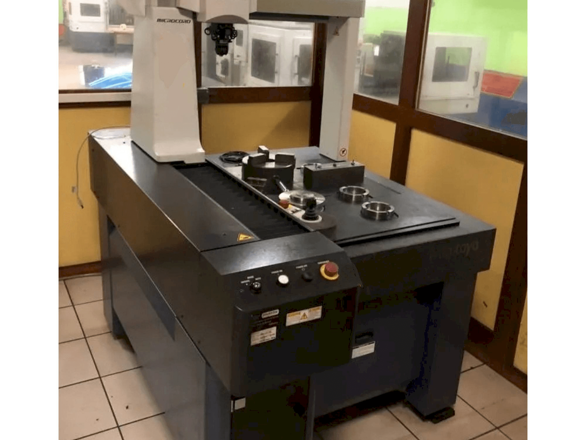 Čelní pohled na Mitutoyo CRYSTA-APEX S574 stroj