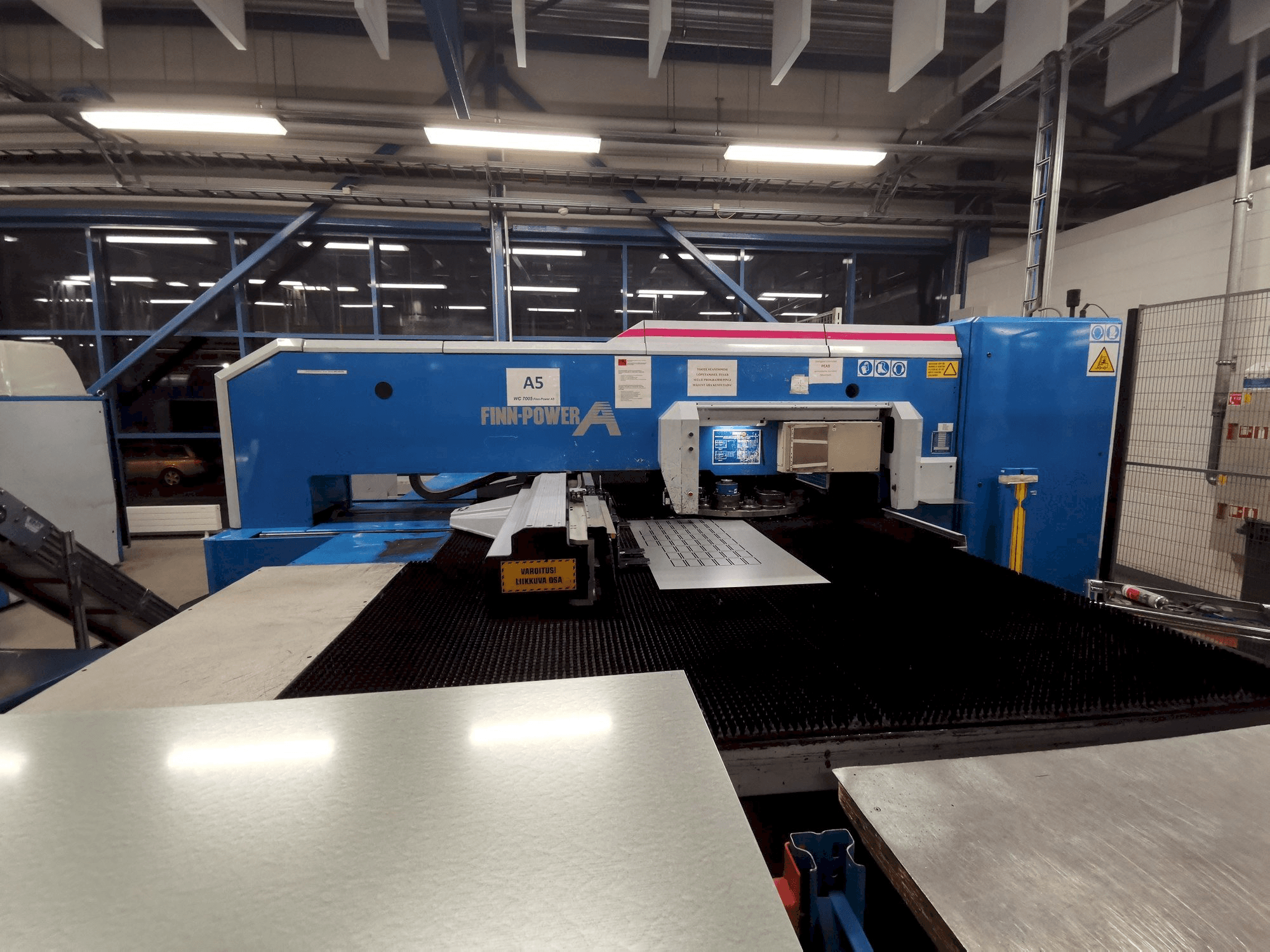 Čelní pohled na Finn-Power A5-20SB stroj