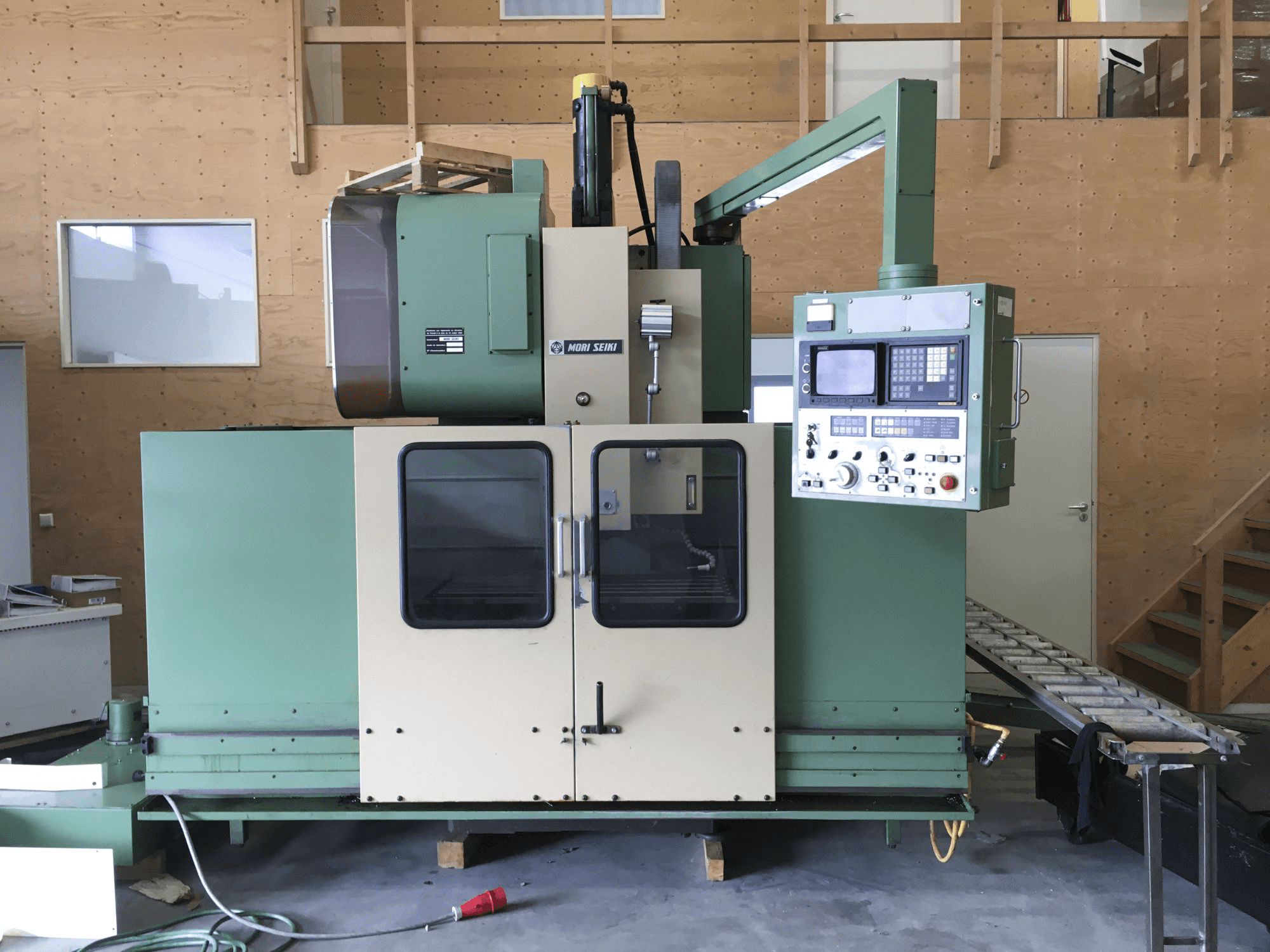 Čelní pohled na MORI SEIKI MV-45/40 stroj