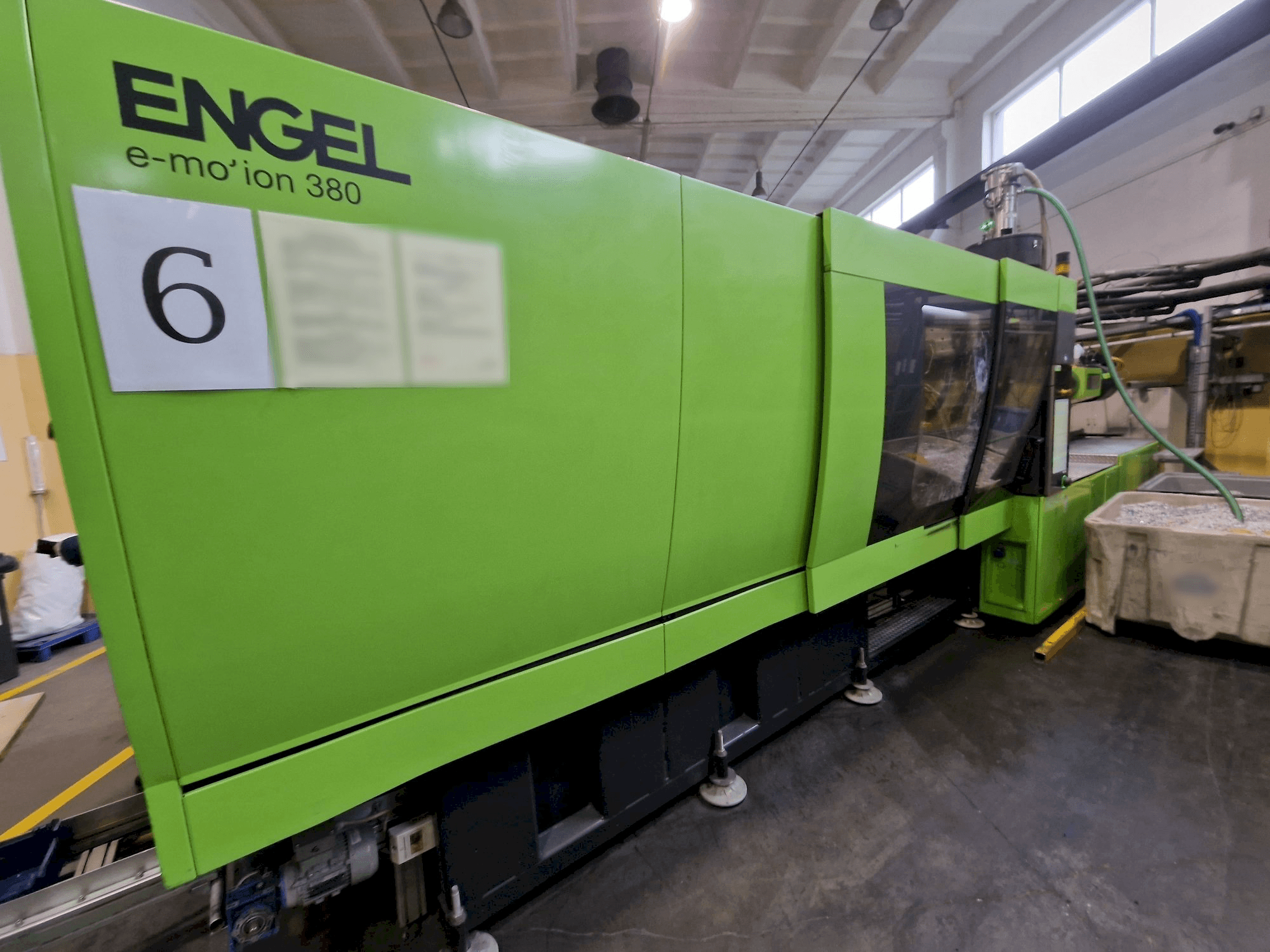 Čelní pohled na Engel e-motion 2440/380 T stroj