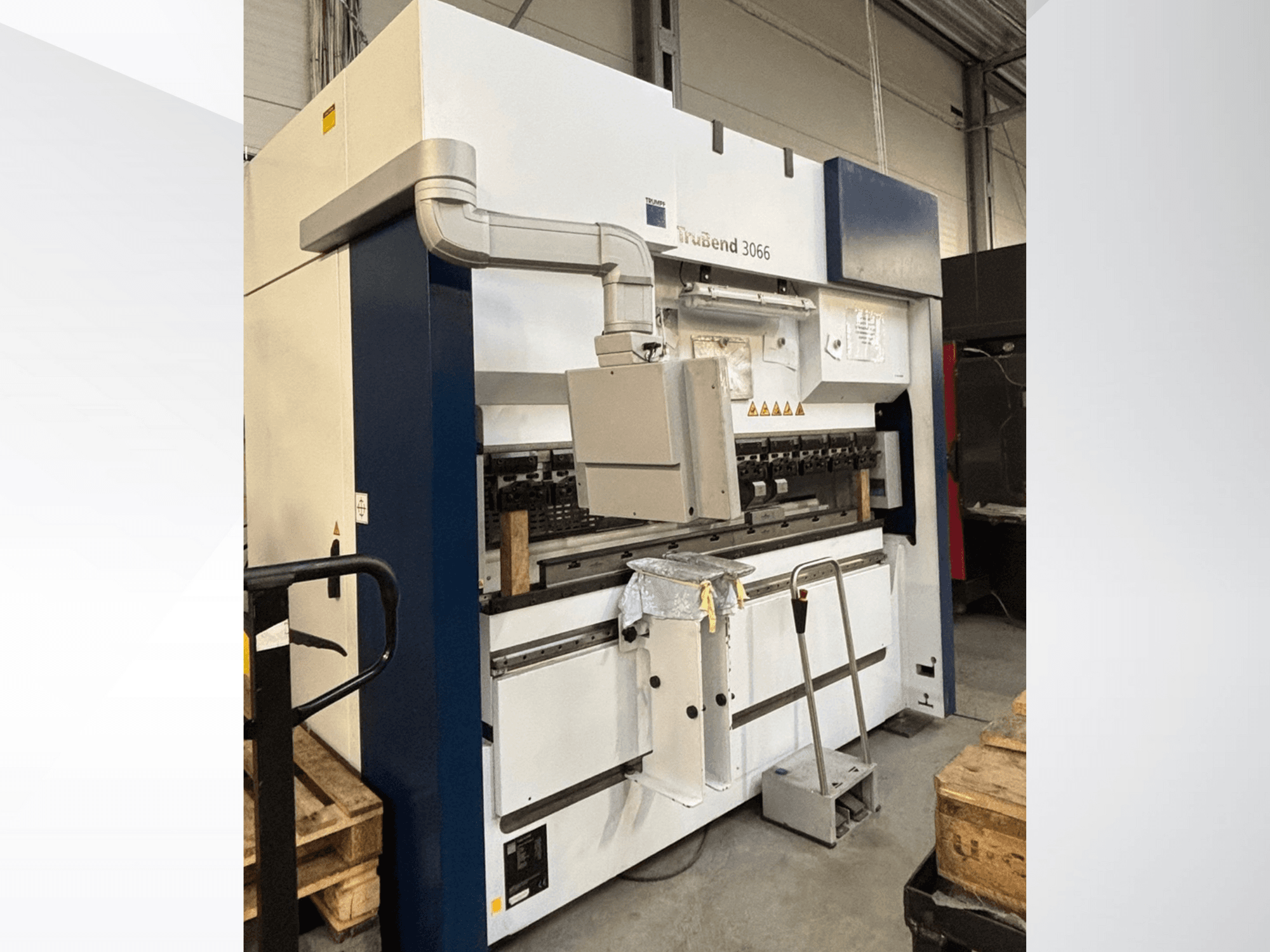 Ohýbačka Trubend 3066, pohled zepředu, zobrazující ovládací prvky, kovový rám a bezpečnostní prvky v dílně.