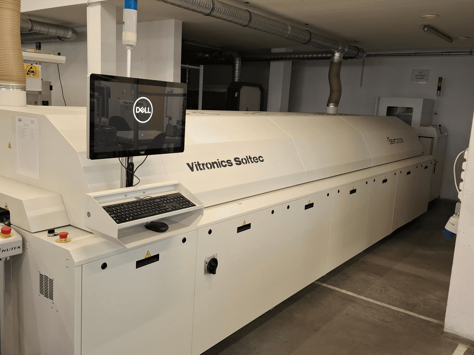 Pohled zepředu na automatizační zařízení CENTURION CT930 s monitorem Dell s klávesnicí a ovládacími tlačítky.