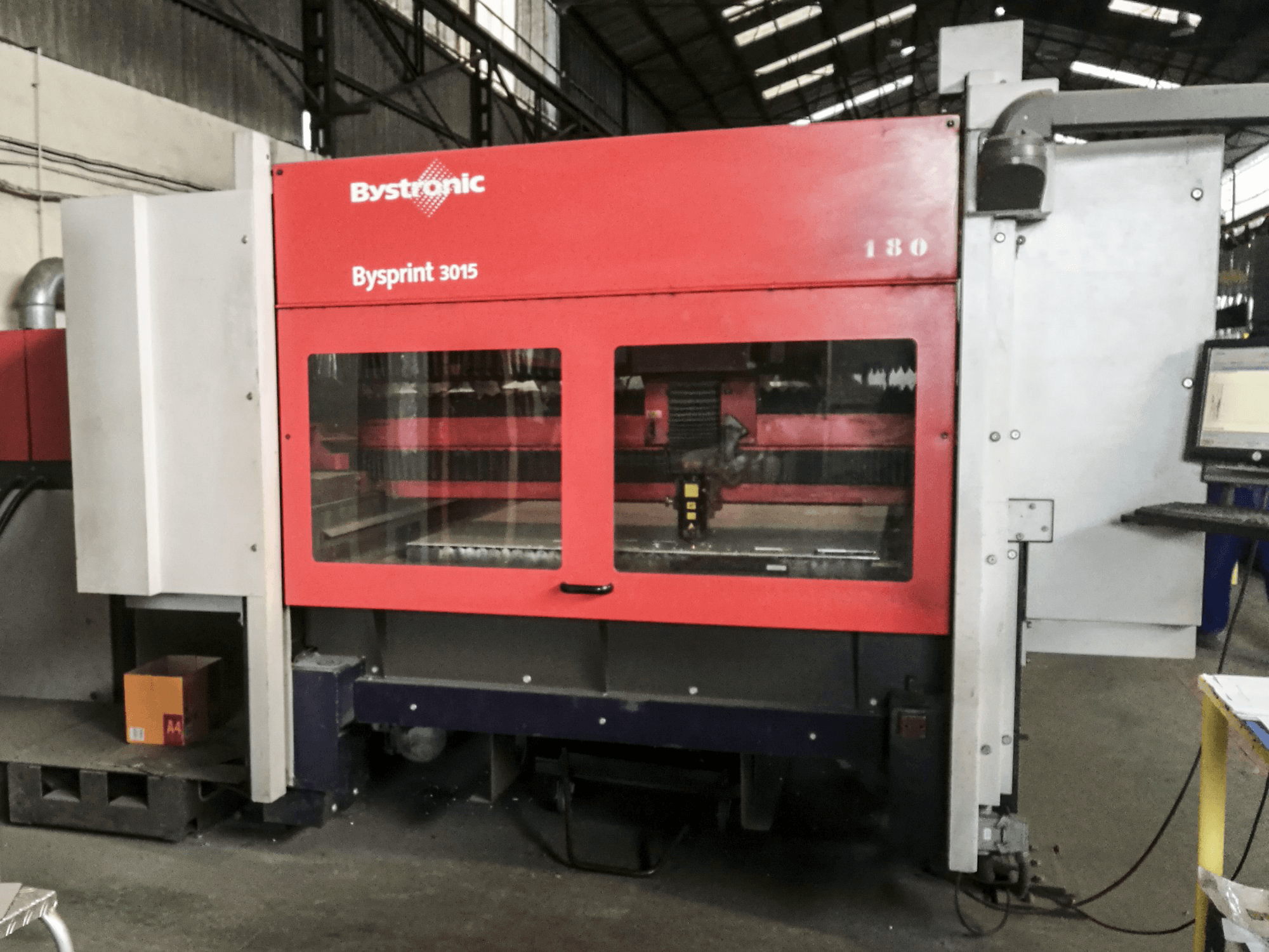 Čelní pohled na Bystronic BySprint 3015 stroj