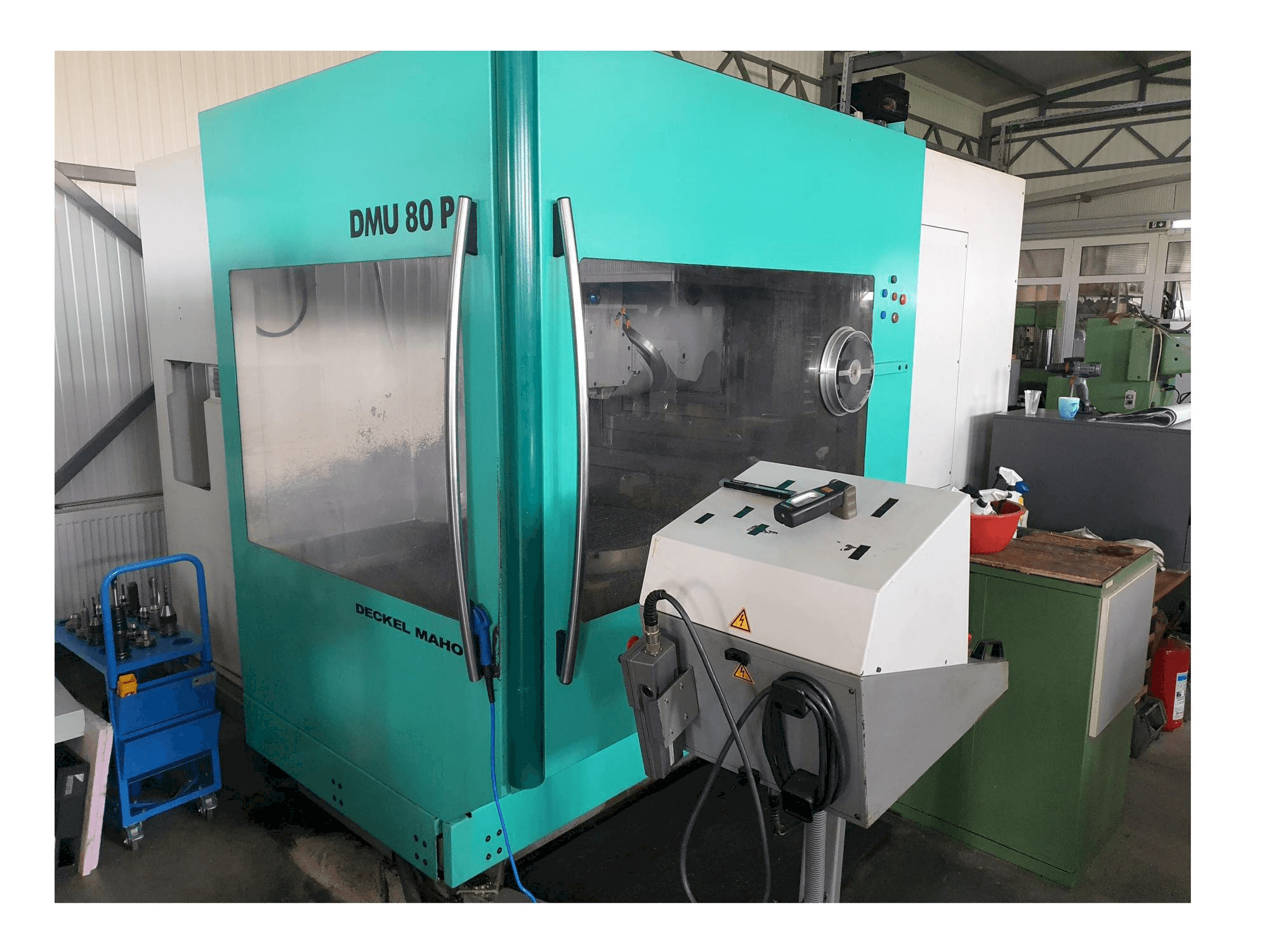 Čelní pohled na DECKEL MAHO DMU 80 P stroj