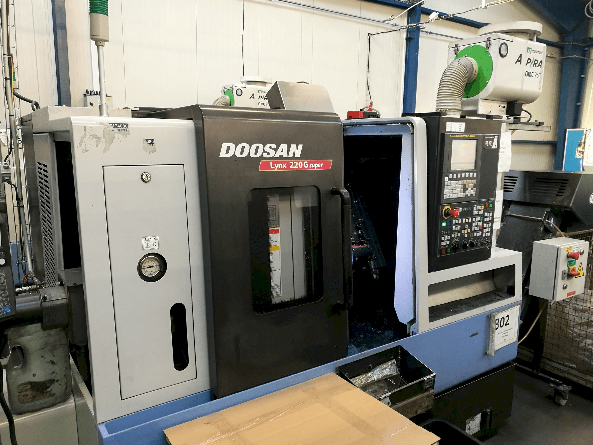 Čelní pohled na Doosan Lynx 220GA stroj