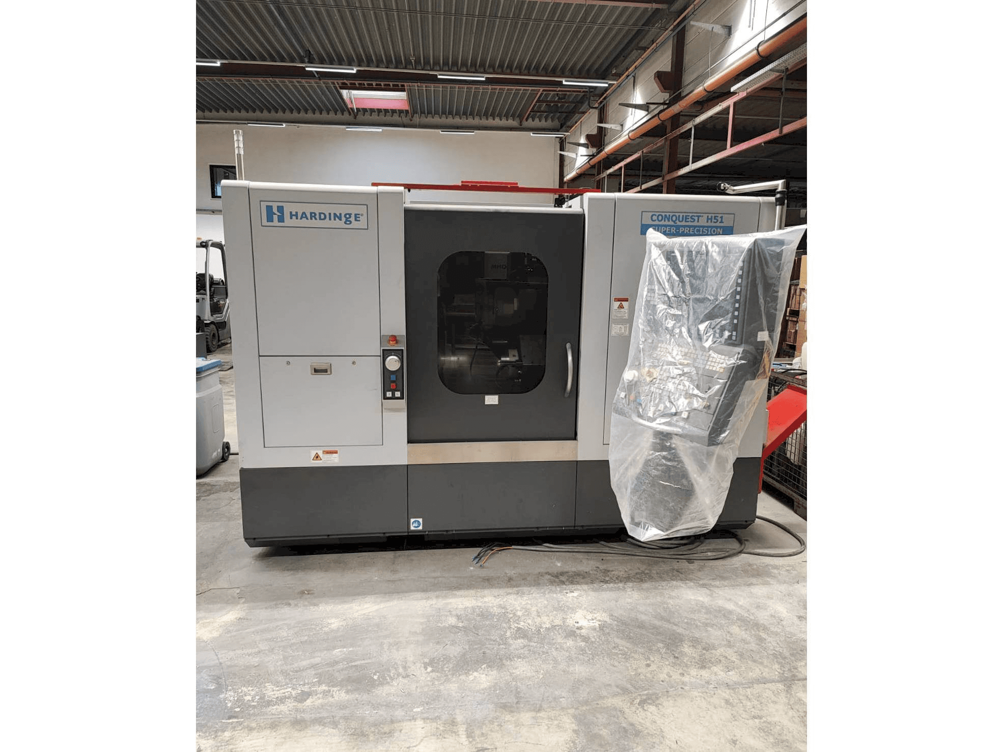 Čelní pohled na HARDINGE CONQUEST H51 stroj