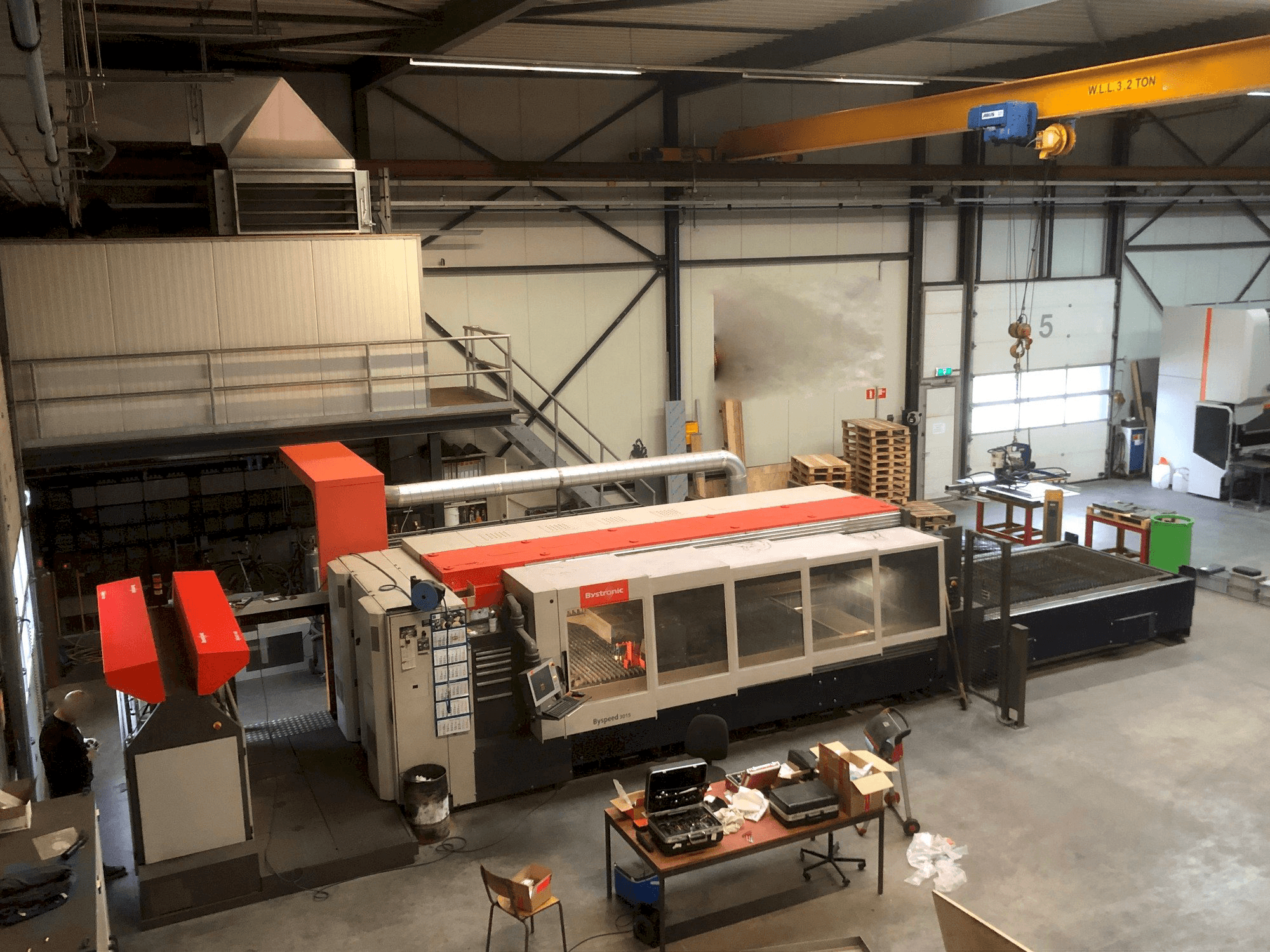 Čelní pohled na Bystronic Byspeed 3015 stroj