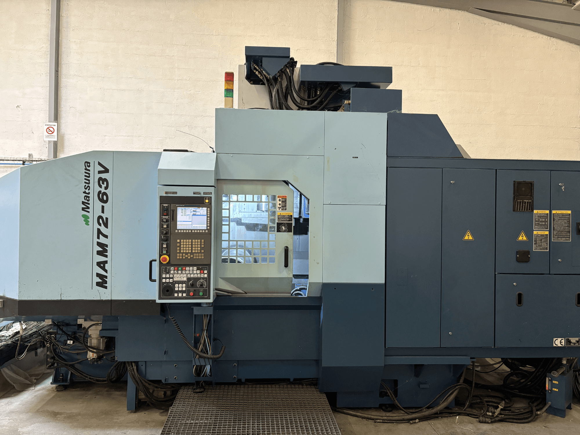 Vertikální obráběcí centrum Matsuura MAM 72-63 V, pohled zepředu na ovládací panel a bezpečnostní prvky.