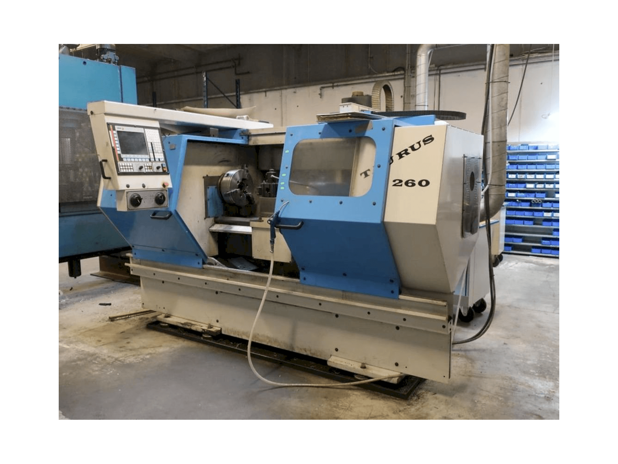 Čelní pohled na Pinacho Taurus 260 stroj