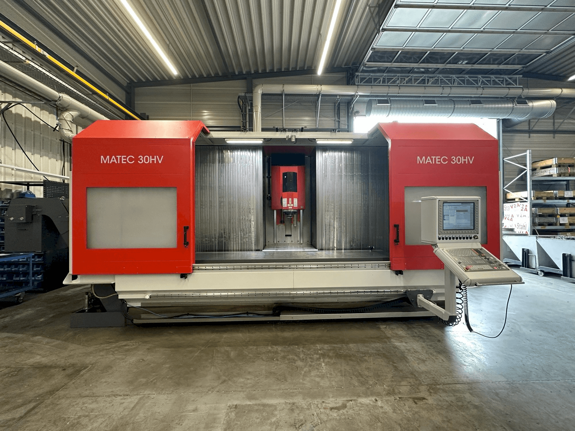 Čelní pohled na Matec 30HV stroj