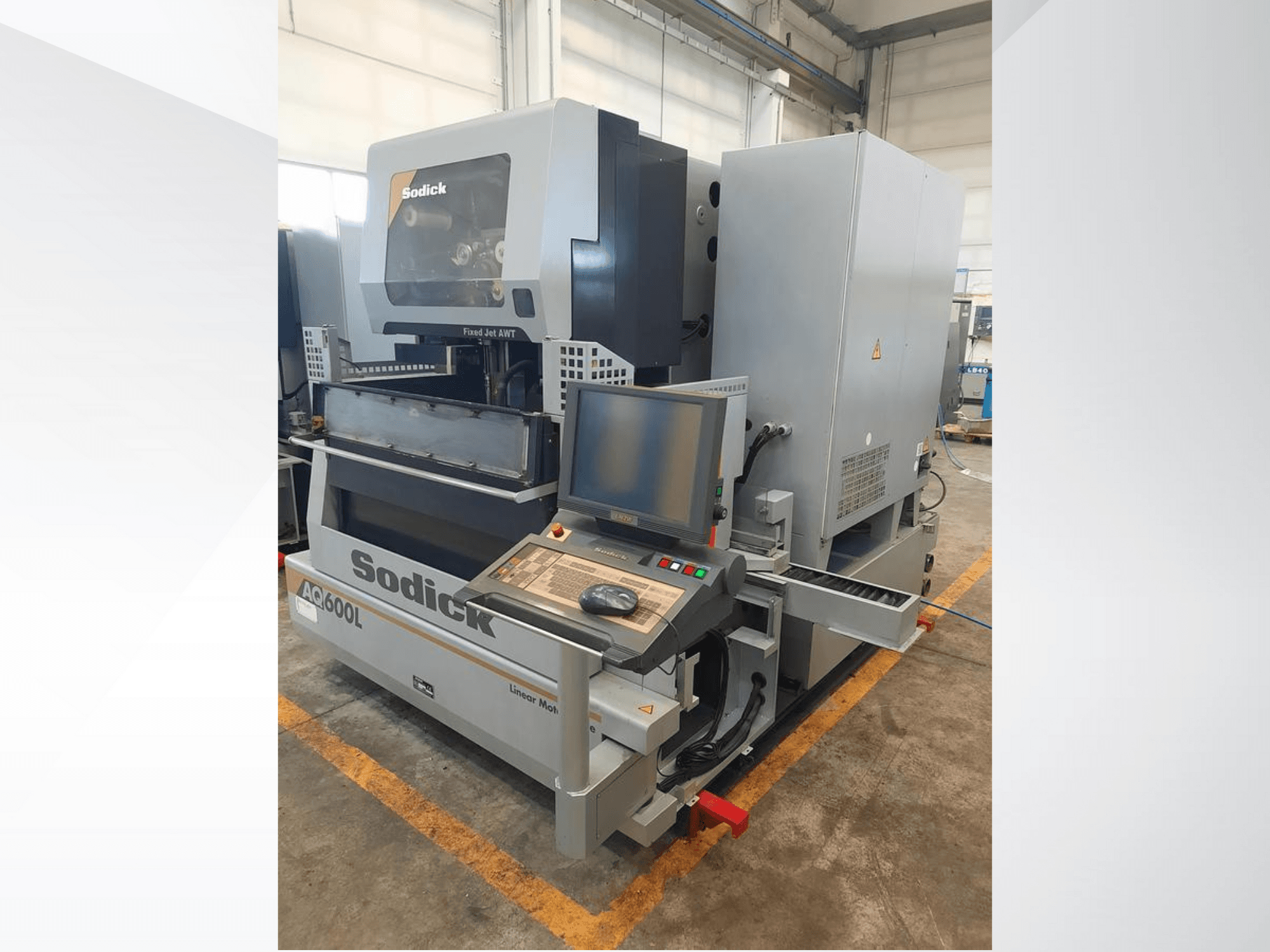 Lineární stroj Sodick AC600L v bočním pohledu, který ukazuje ovládací panel, pevnou trysku a prvky průmyslového designu.