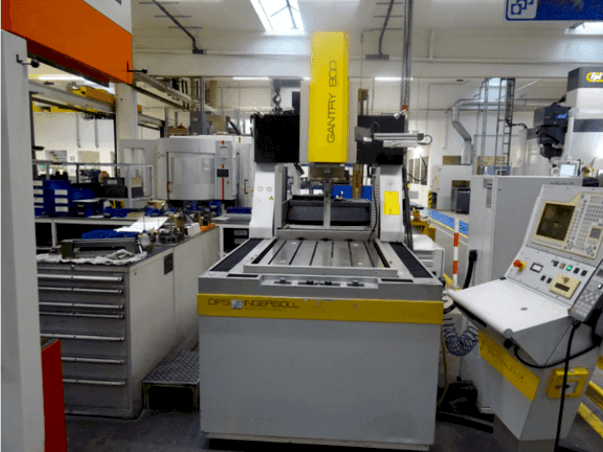 Čelní pohled na Ingersoll Rand Gantry 800 stroj