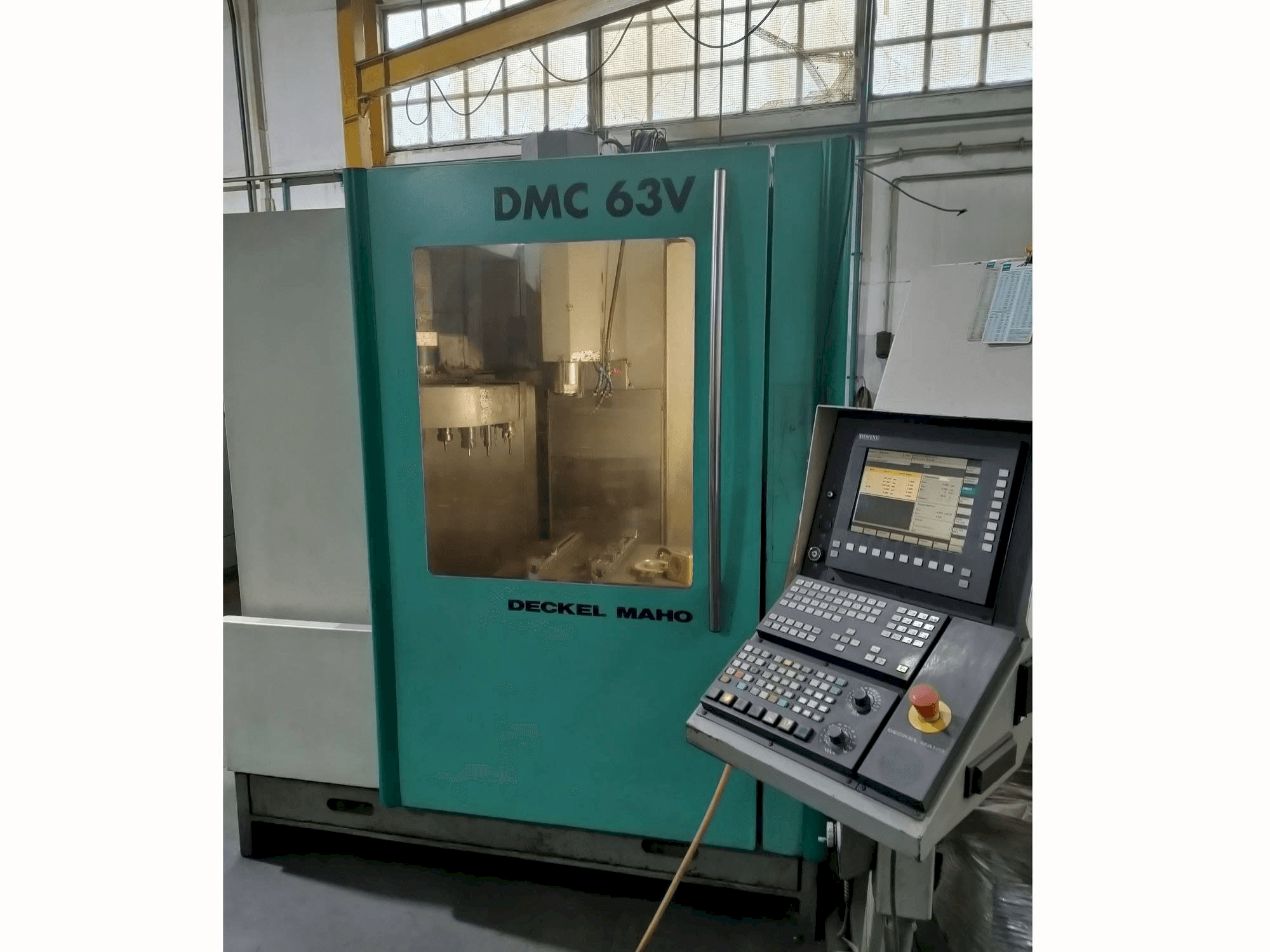 Čelní pohled na DECKEL MAHO DMC 63V stroj