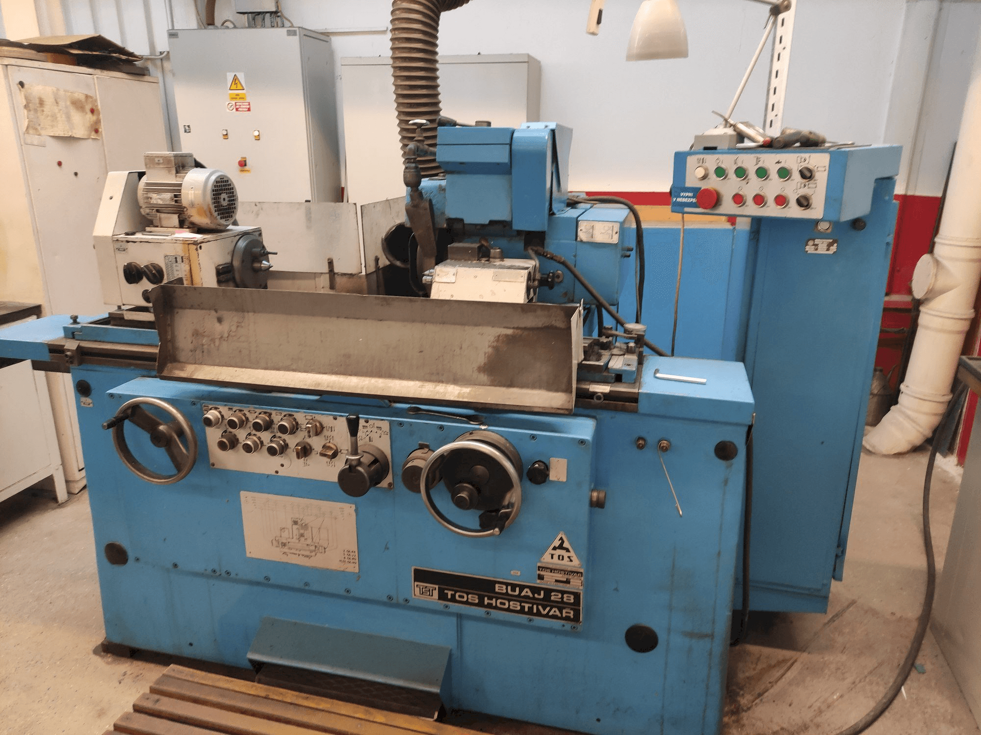 Čelní pohled na TOS BUAJ 28 stroj