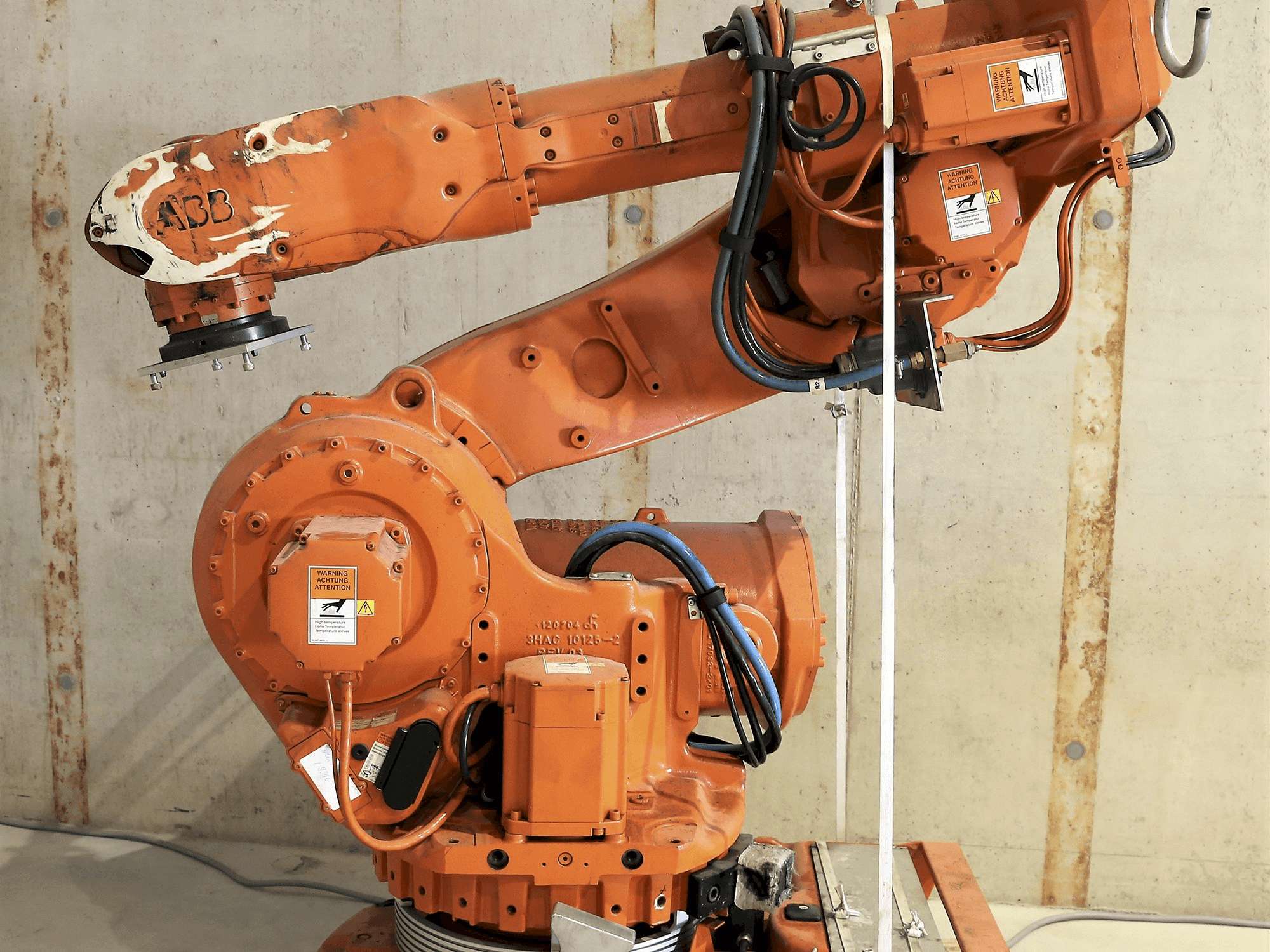 Čelní pohled na ABB 6600 stroj