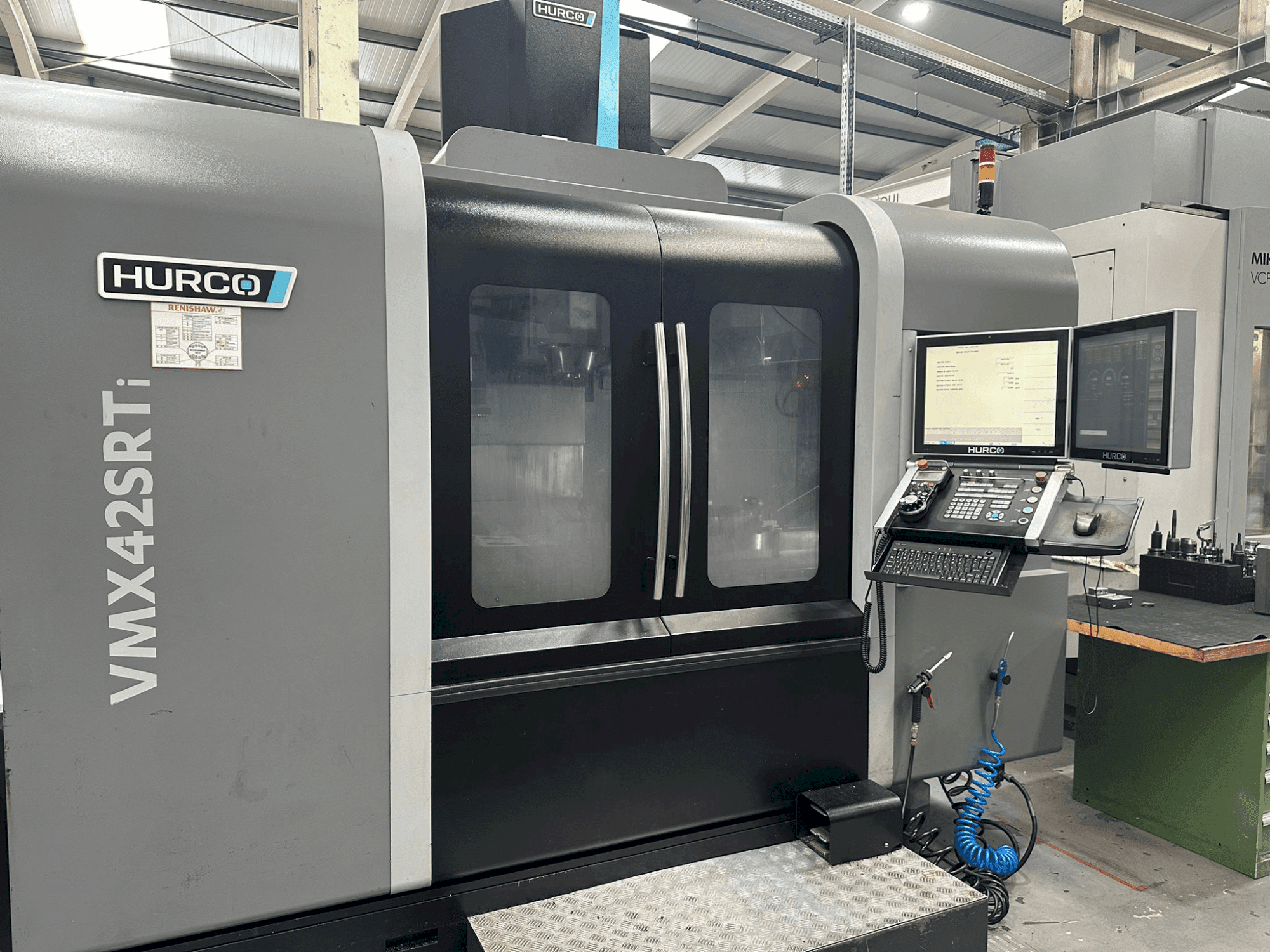 Čelní pohled na Hurco VMX 42 SRTi stroj