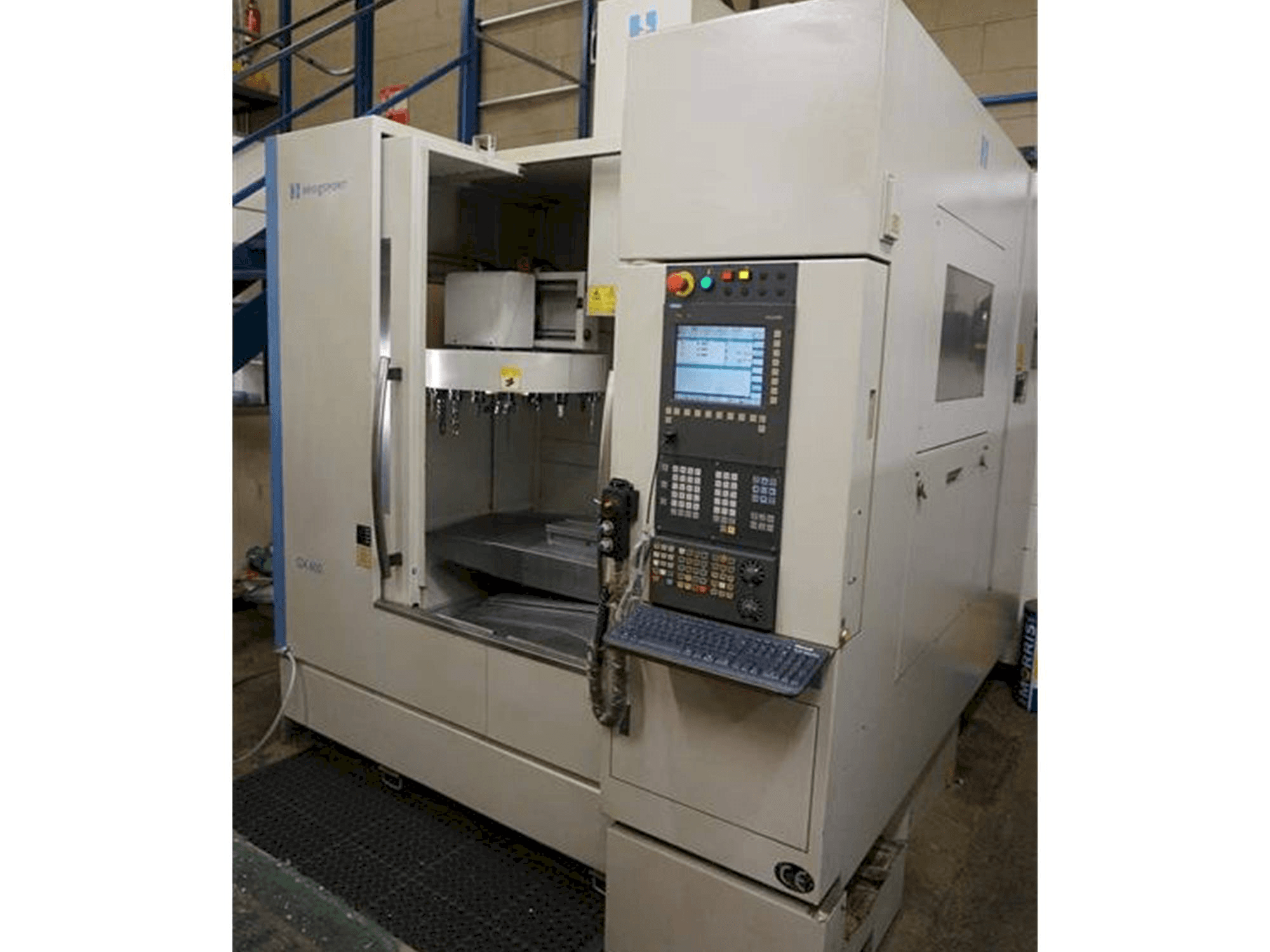 Čelní pohled na Bridgeport GX 600 stroj