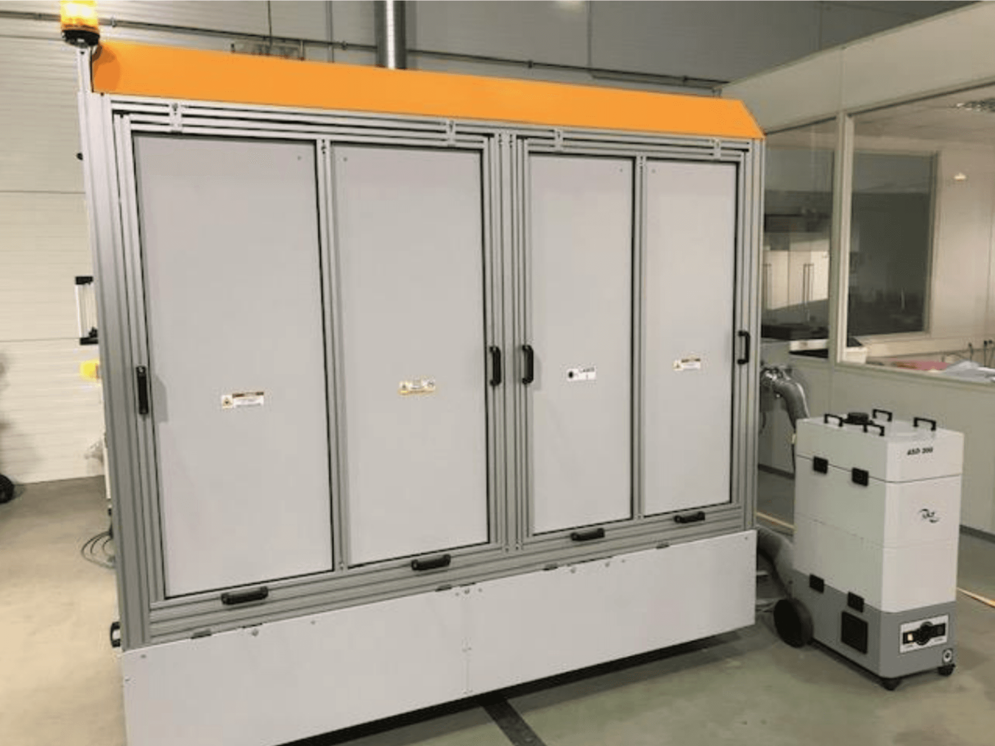 4JET Pearl M vláknový laserový řezací stroj, pohled zepředu, s viditelným bezpečnostním světlem, ovládacím panelem a připojenou odsávací jednotkou.