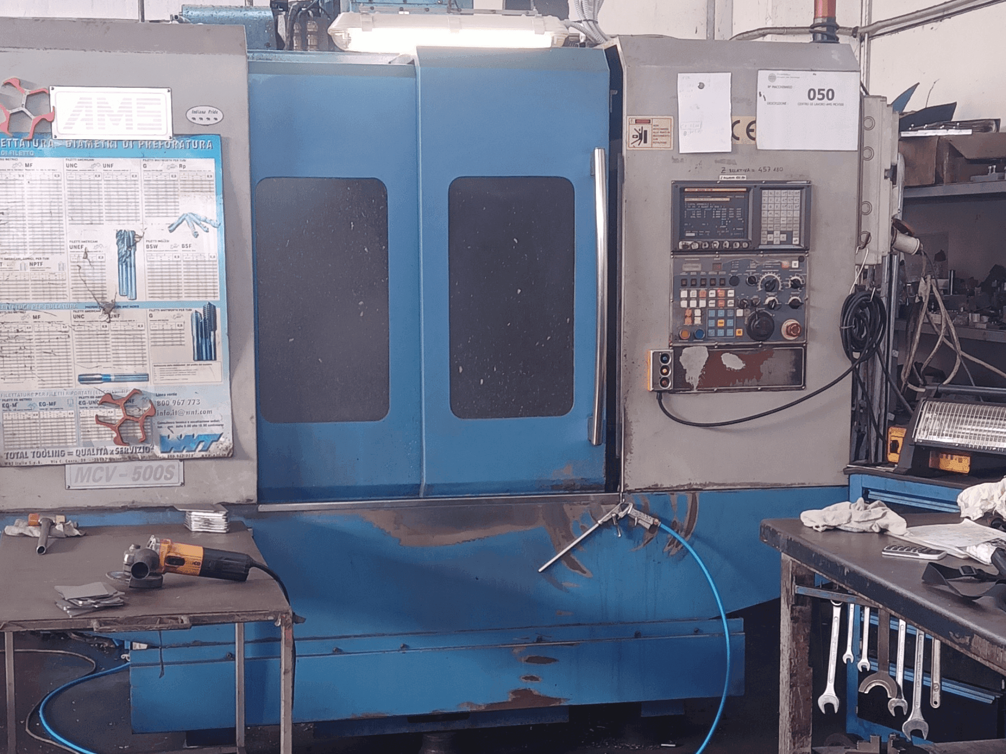 Čelní pohled na MORI SEIKI MCV 500 stroj