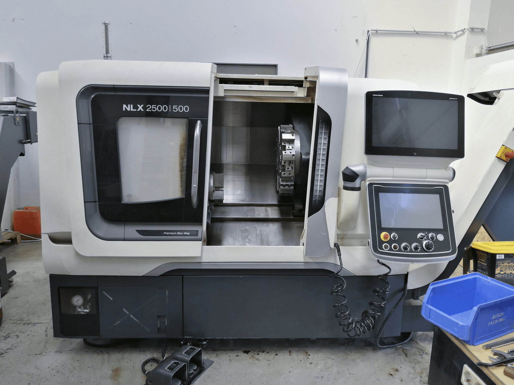 Čelní pohled na DMG MORI NLX 2500/500 stroj