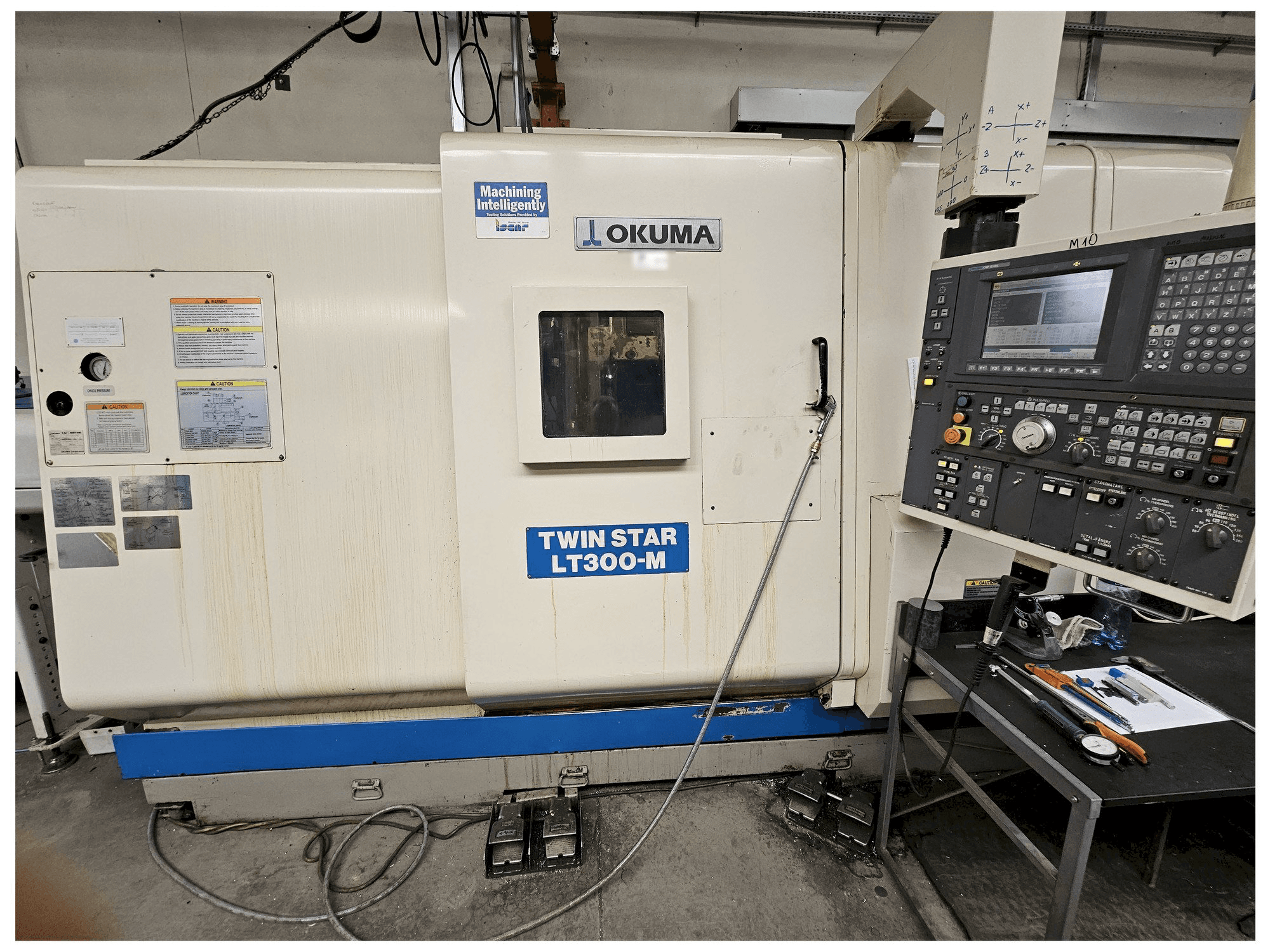 Čelní pohled na Okuma LT300-M stroj